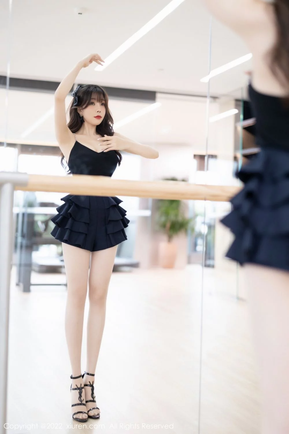 [[XiuRen秀人网]秀人网]No.4840_女神芝芝Booty性感深V吊裙配肉丝+白色蕾丝内衣撩人诱惑写真76P