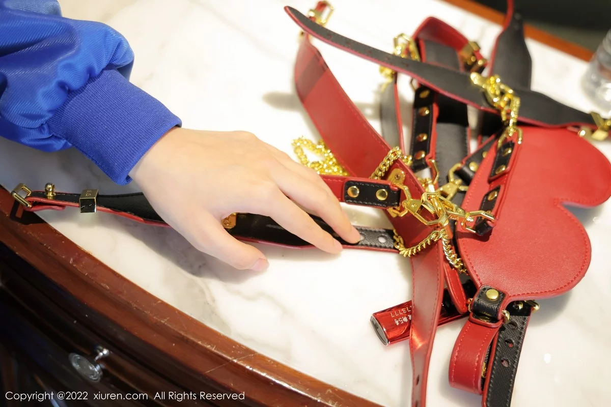 [[XiuRen秀人网]秀人网]No.4838_模特奶瓶私房半脱蓝白运动服露性感黄色内衣秀完美身材诱惑写真70P