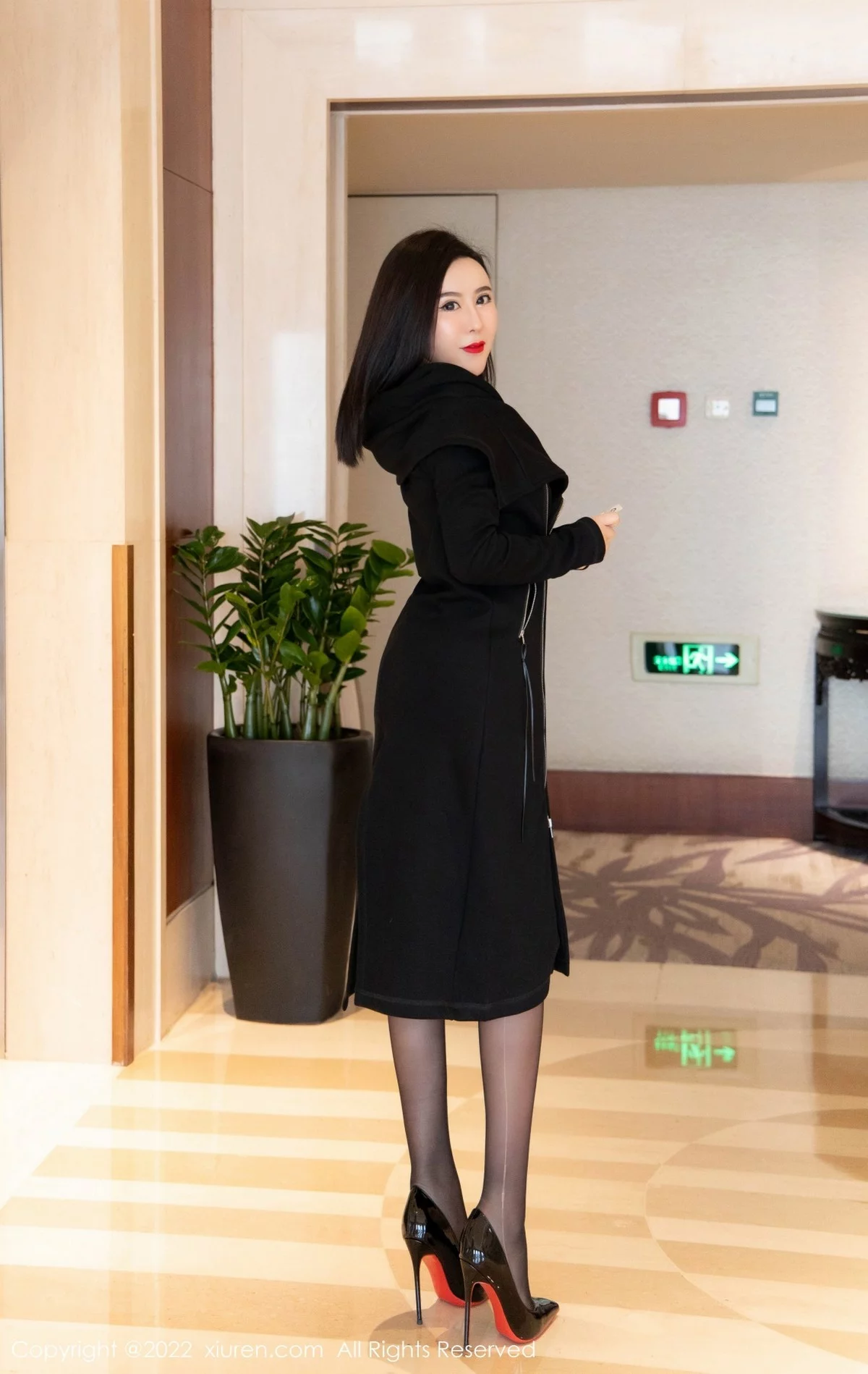 [[XiuRen秀人网]秀人网]No.4844_模特伊诺私房半脱露诱人黑色蕾丝内衣秀丰满翘臀撩人诱惑写真53P