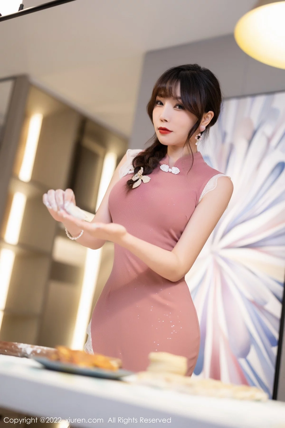 [[XiuRen秀人网]秀人网]No.4848_女神芝芝Booty厨娘角色主题粉红色旗袍配黑丝裤袜极致魅惑写真78P