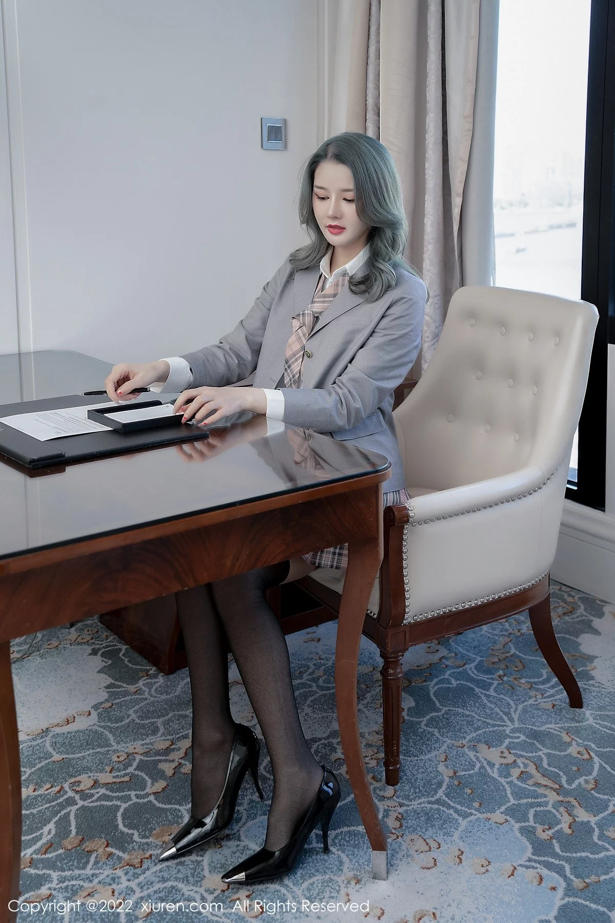[[XiuRen秀人网]秀人网]No.4845_模特文芮jeninfer灰色上衣配格子裙半撩露蕾丝内裤秀翘臀诱惑写真54P