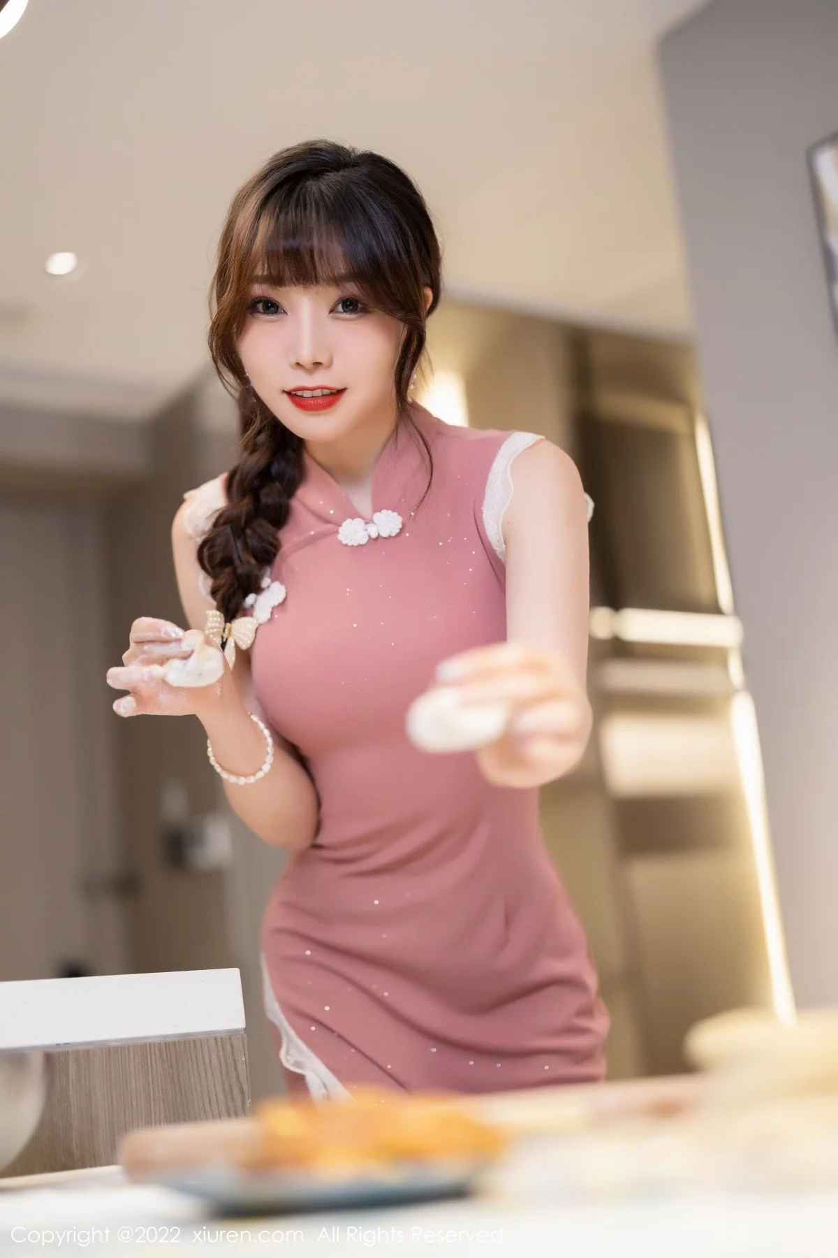 [[XiuRen秀人网]秀人网]No.4848_女神芝芝Booty厨娘角色主题粉红色旗袍配黑丝裤袜极致魅惑写真78P