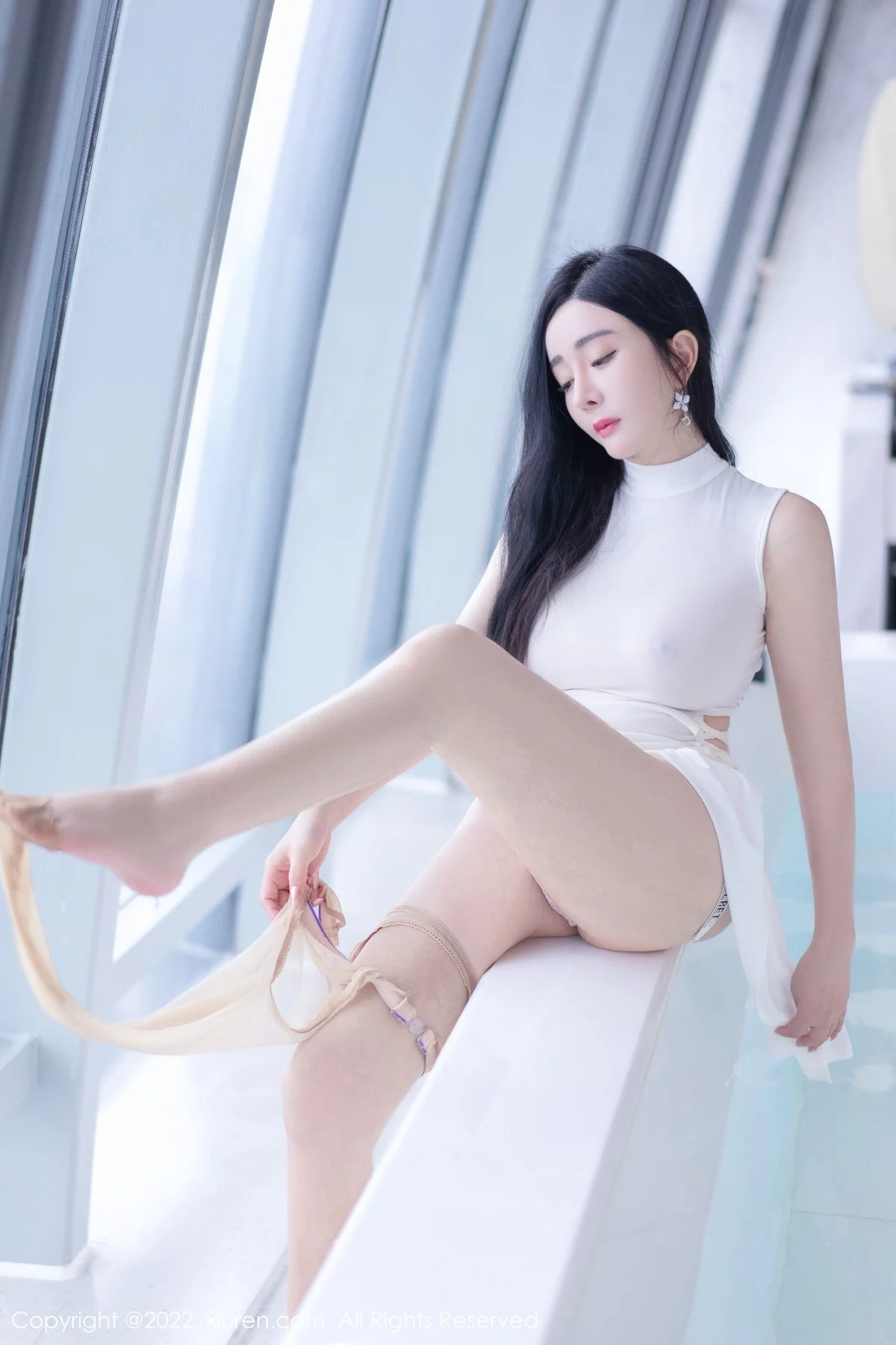 [[XiuRen秀人网]秀人网]No.4855_模特允爾性感白色收身连衣裙配原色丝袜秀丰满身材撩人诱惑写真54P