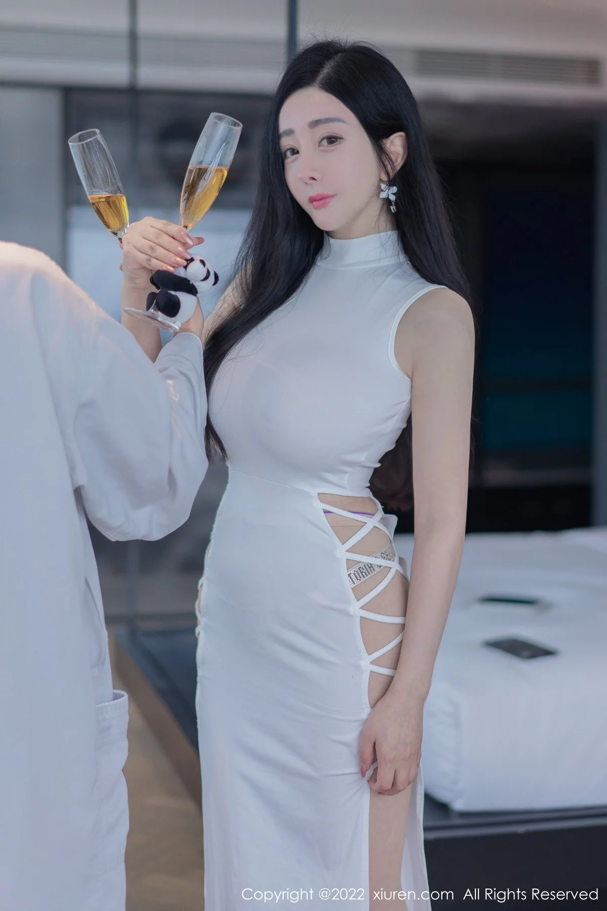 [[XiuRen秀人网]秀人网]No.4855_模特允爾性感白色收身连衣裙配原色丝袜秀丰满身材撩人诱惑写真54P