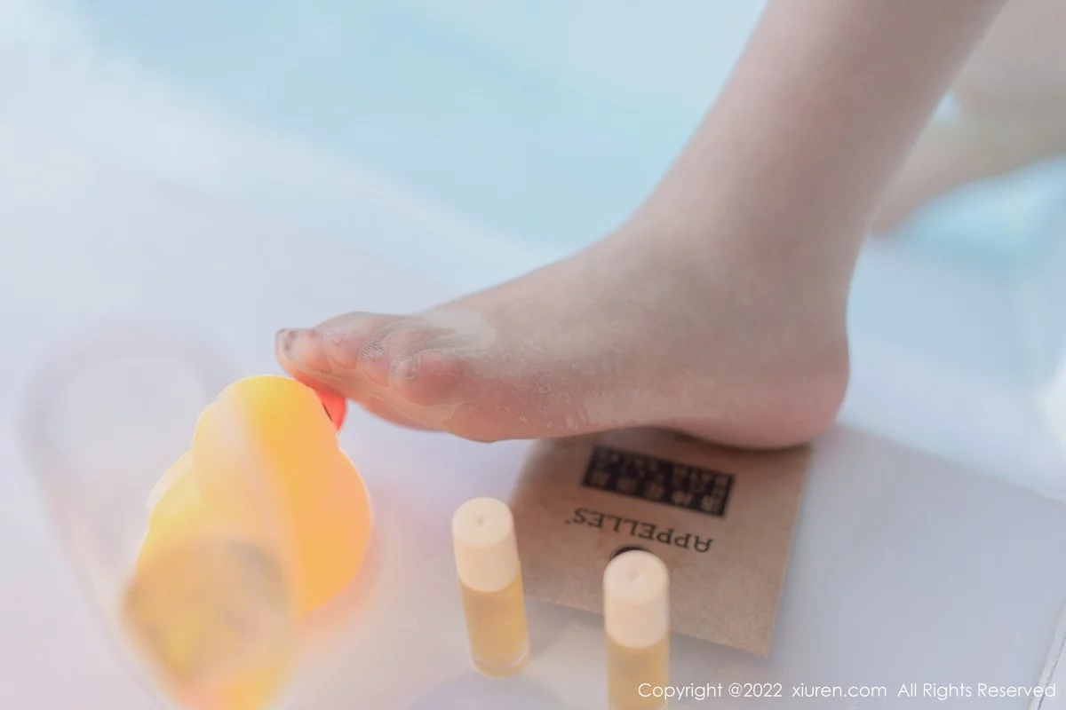 [[XiuRen秀人网]秀人网]No.4855_模特允爾性感白色收身连衣裙配原色丝袜秀丰满身材撩人诱惑写真54P