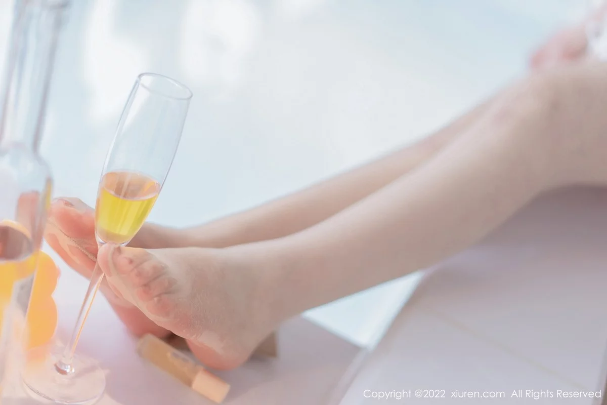 [[XiuRen秀人网]秀人网]No.4855_模特允爾性感白色收身连衣裙配原色丝袜秀丰满身材撩人诱惑写真54P