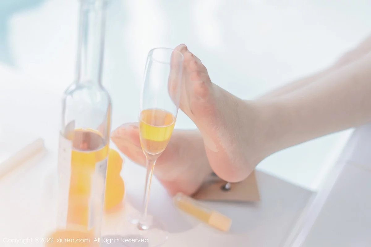 [[XiuRen秀人网]秀人网]No.4855_模特允爾性感白色收身连衣裙配原色丝袜秀丰满身材撩人诱惑写真54P