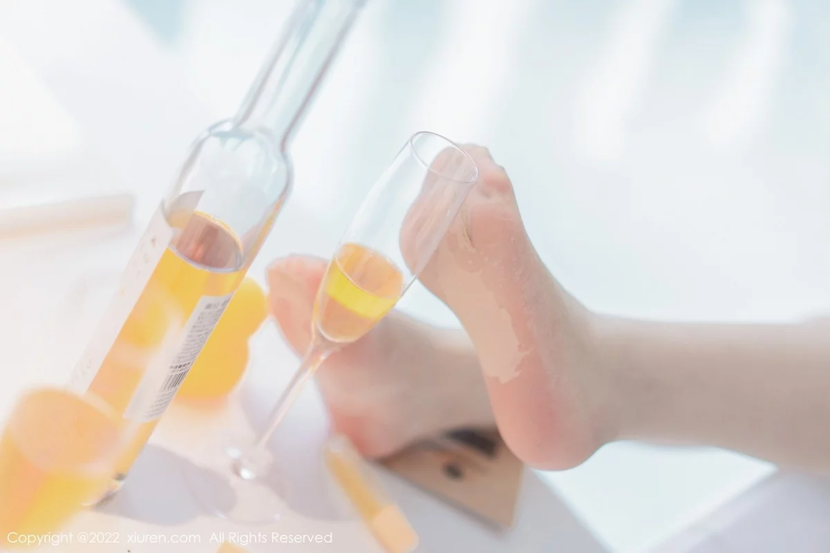 [[XiuRen秀人网]秀人网]No.4855_模特允爾性感白色收身连衣裙配原色丝袜秀丰满身材撩人诱惑写真54P