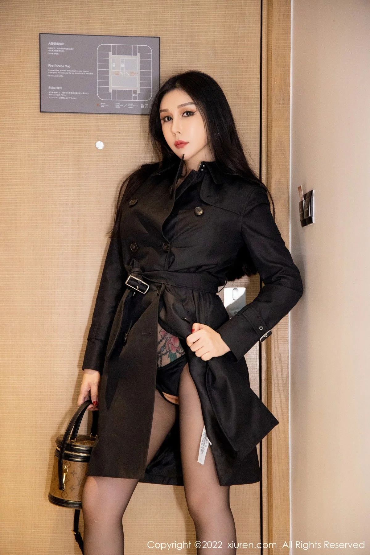 [[XiuRen秀人网]秀人网]No.4860_模特田冰冰私房脱黑色外衣露性感内衣配诱人开档黑丝诱惑写真50P