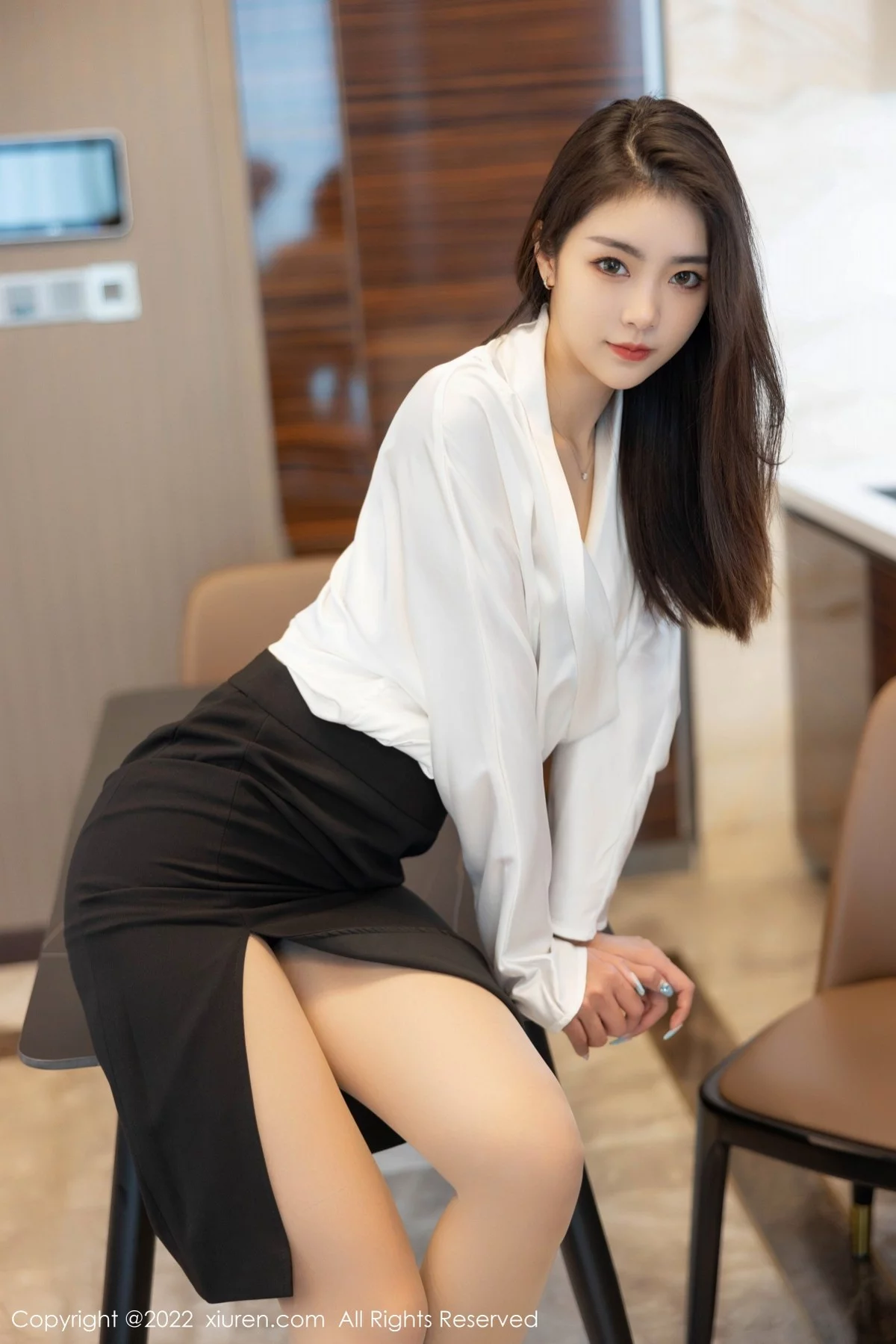 [[XiuRen秀人网]秀人网]No.4869_模特可乐Vicky白色上衣配黑色裙子露超薄肉丝秀美腿诱惑写真70P