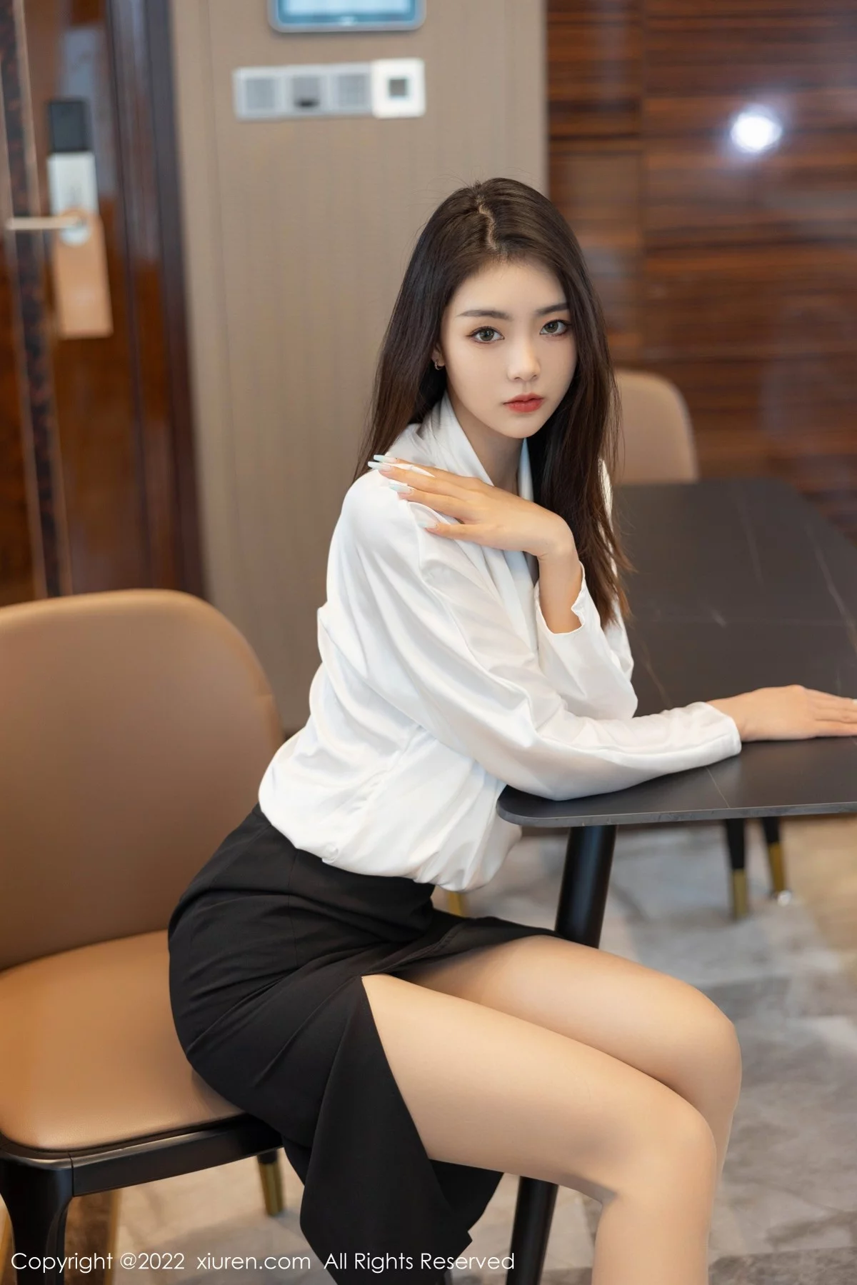 [[XiuRen秀人网]秀人网]No.4869_模特可乐Vicky白色上衣配黑色裙子露超薄肉丝秀美腿诱惑写真70P