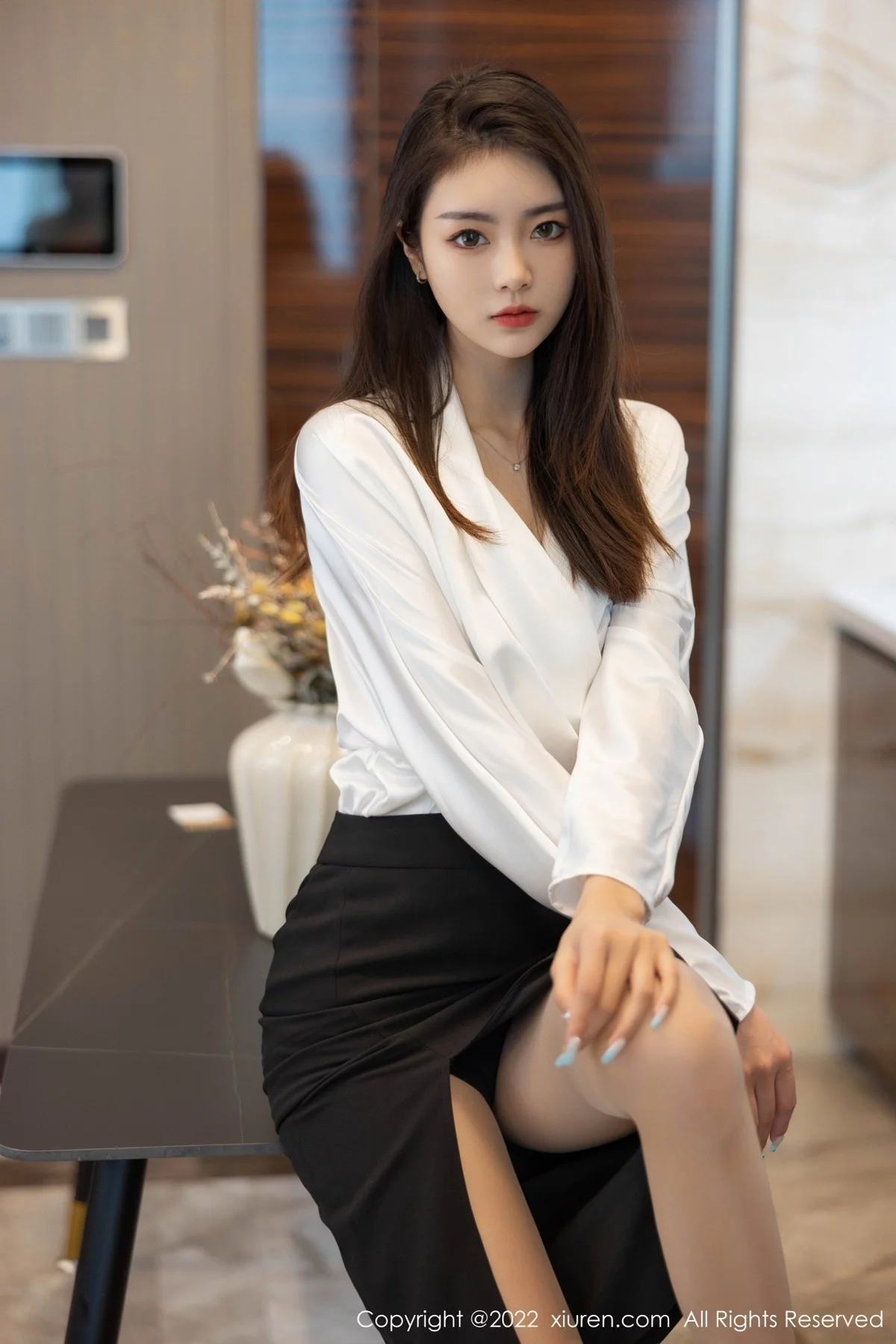 [[XiuRen秀人网]秀人网]No.4869_模特可乐Vicky白色上衣配黑色裙子露超薄肉丝秀美腿诱惑写真70P