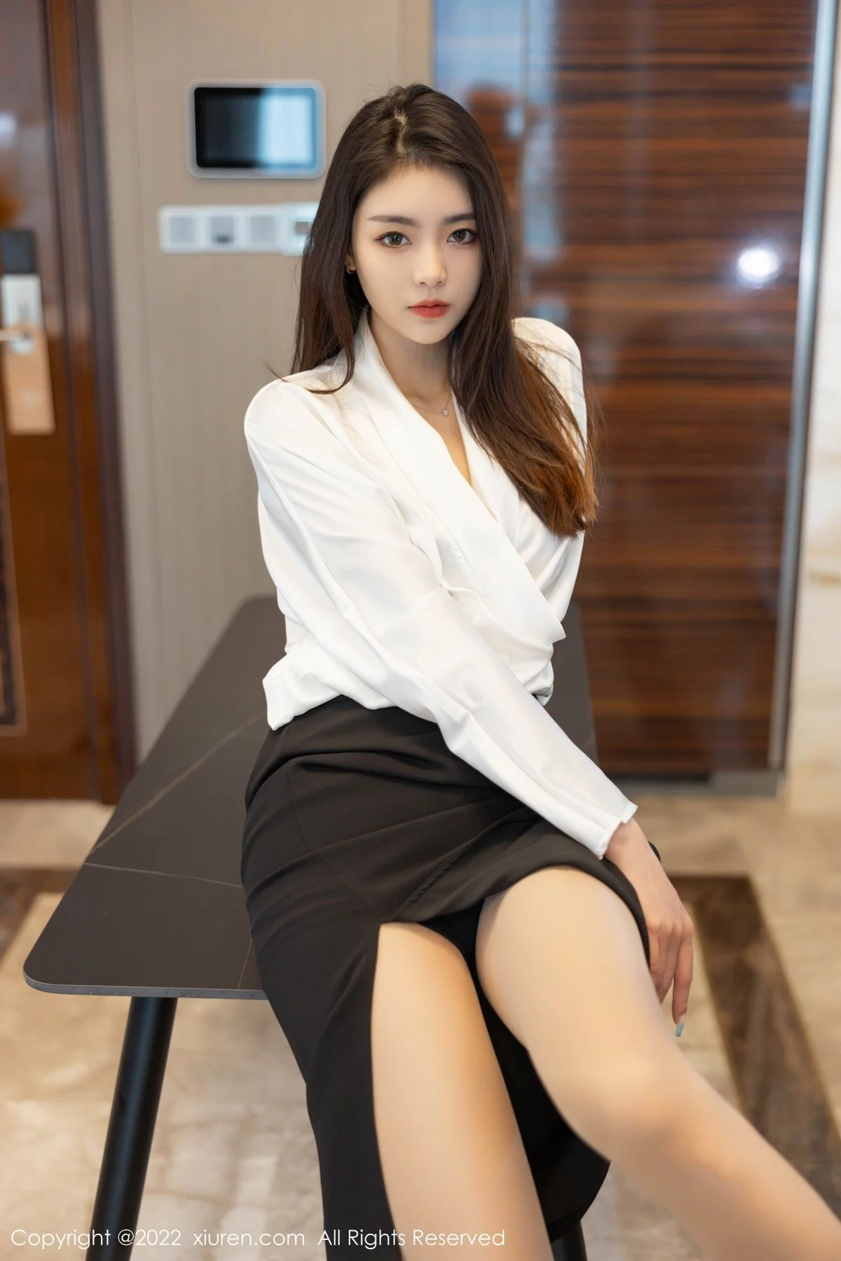 [[XiuRen秀人网]秀人网]No.4869_模特可乐Vicky白色上衣配黑色裙子露超薄肉丝秀美腿诱惑写真70P