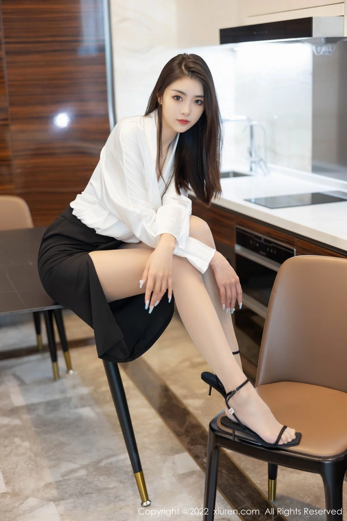 [[XiuRen秀人网]秀人网]No.4869_模特可乐Vicky白色上衣配黑色裙子露超薄肉丝秀美腿诱惑写真70P