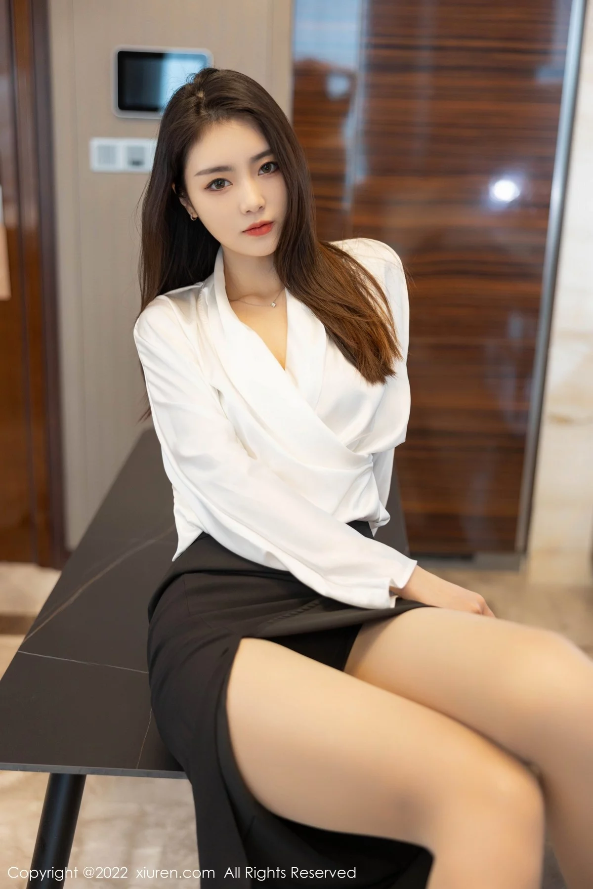 [[XiuRen秀人网]秀人网]No.4869_模特可乐Vicky白色上衣配黑色裙子露超薄肉丝秀美腿诱惑写真70P