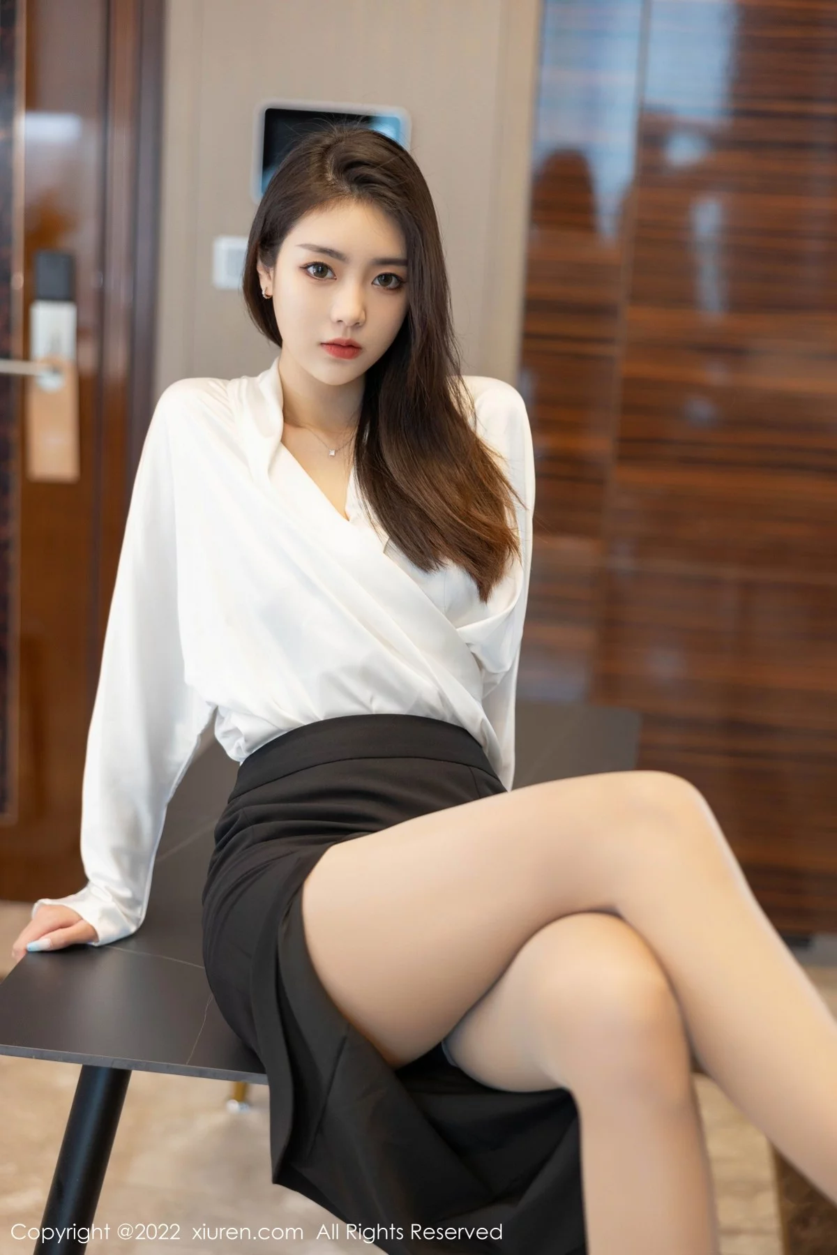 [[XiuRen秀人网]秀人网]No.4869_模特可乐Vicky白色上衣配黑色裙子露超薄肉丝秀美腿诱惑写真70P