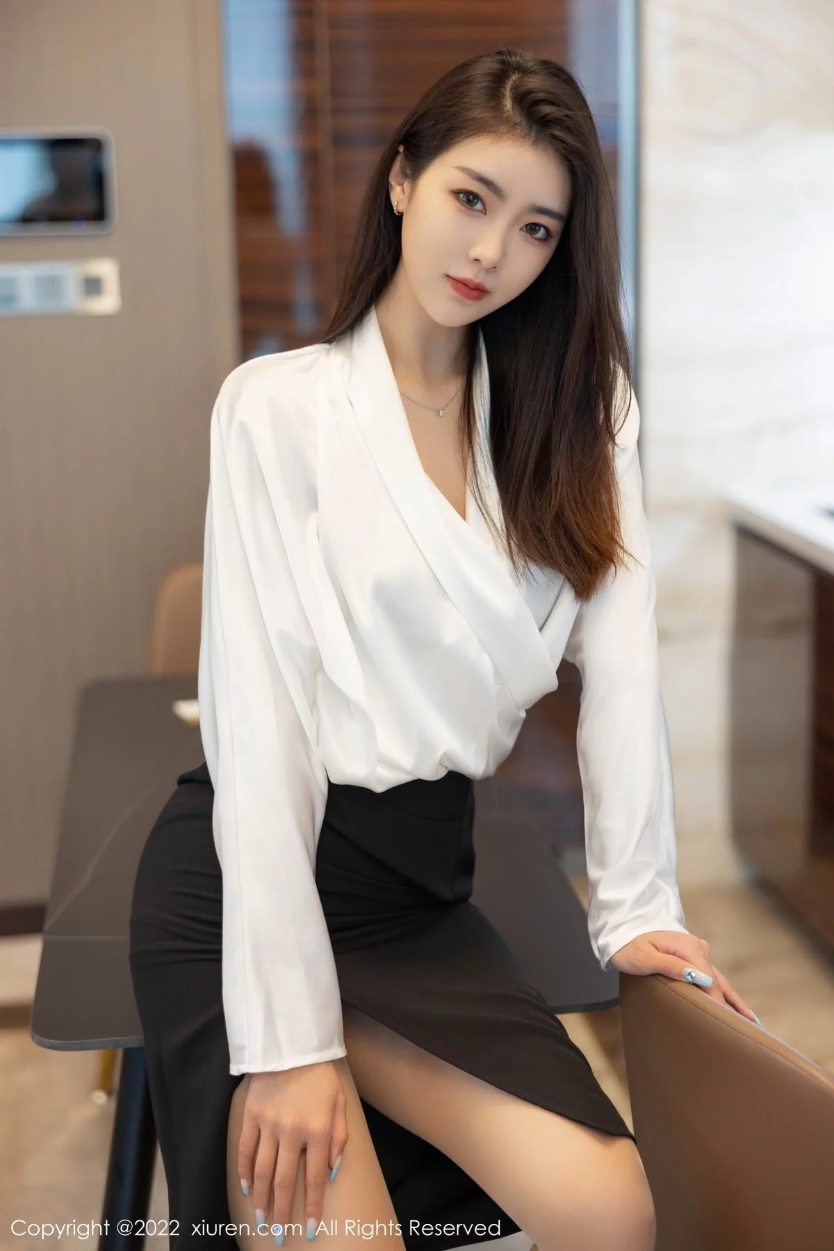 [[XiuRen秀人网]秀人网]No.4869_模特可乐Vicky白色上衣配黑色裙子露超薄肉丝秀美腿诱惑写真70P