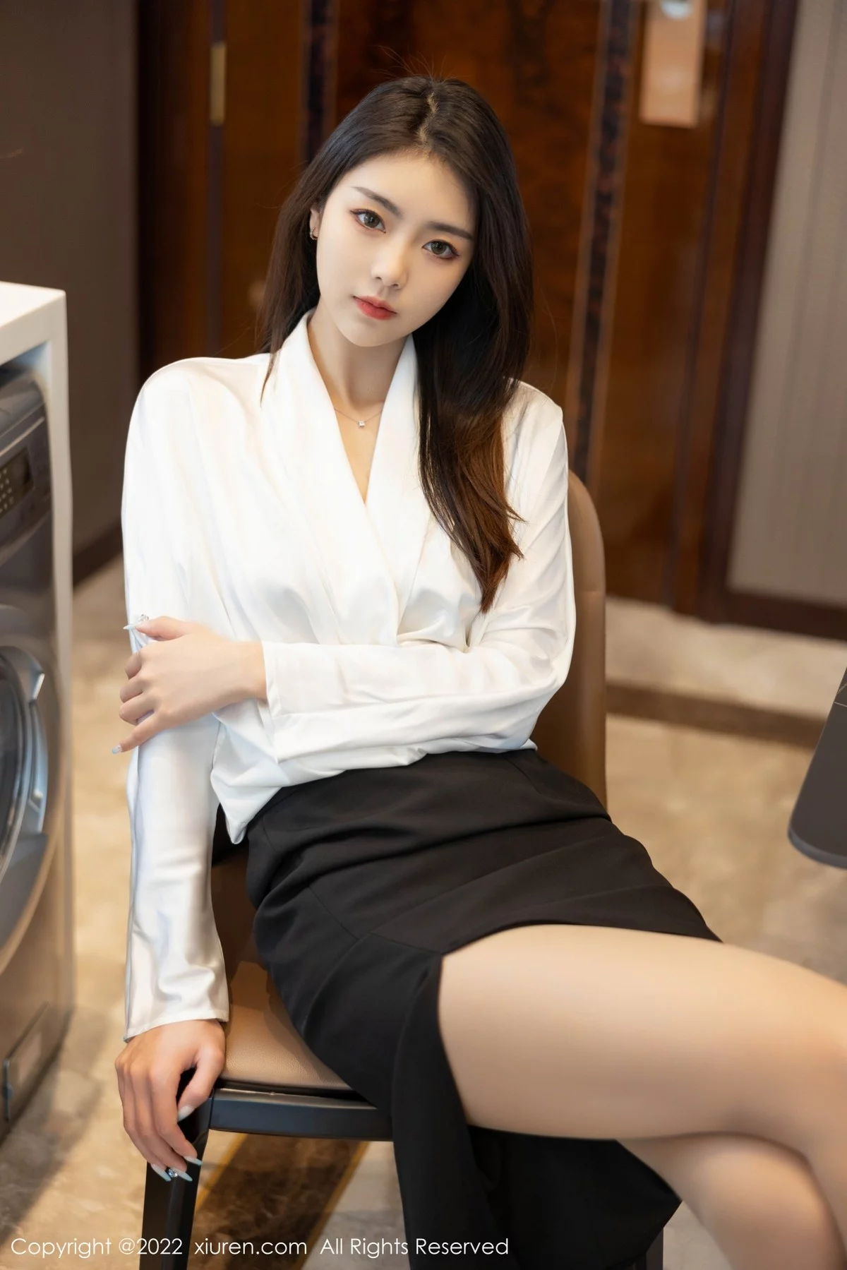 [[XiuRen秀人网]秀人网]No.4869_模特可乐Vicky白色上衣配黑色裙子露超薄肉丝秀美腿诱惑写真70P