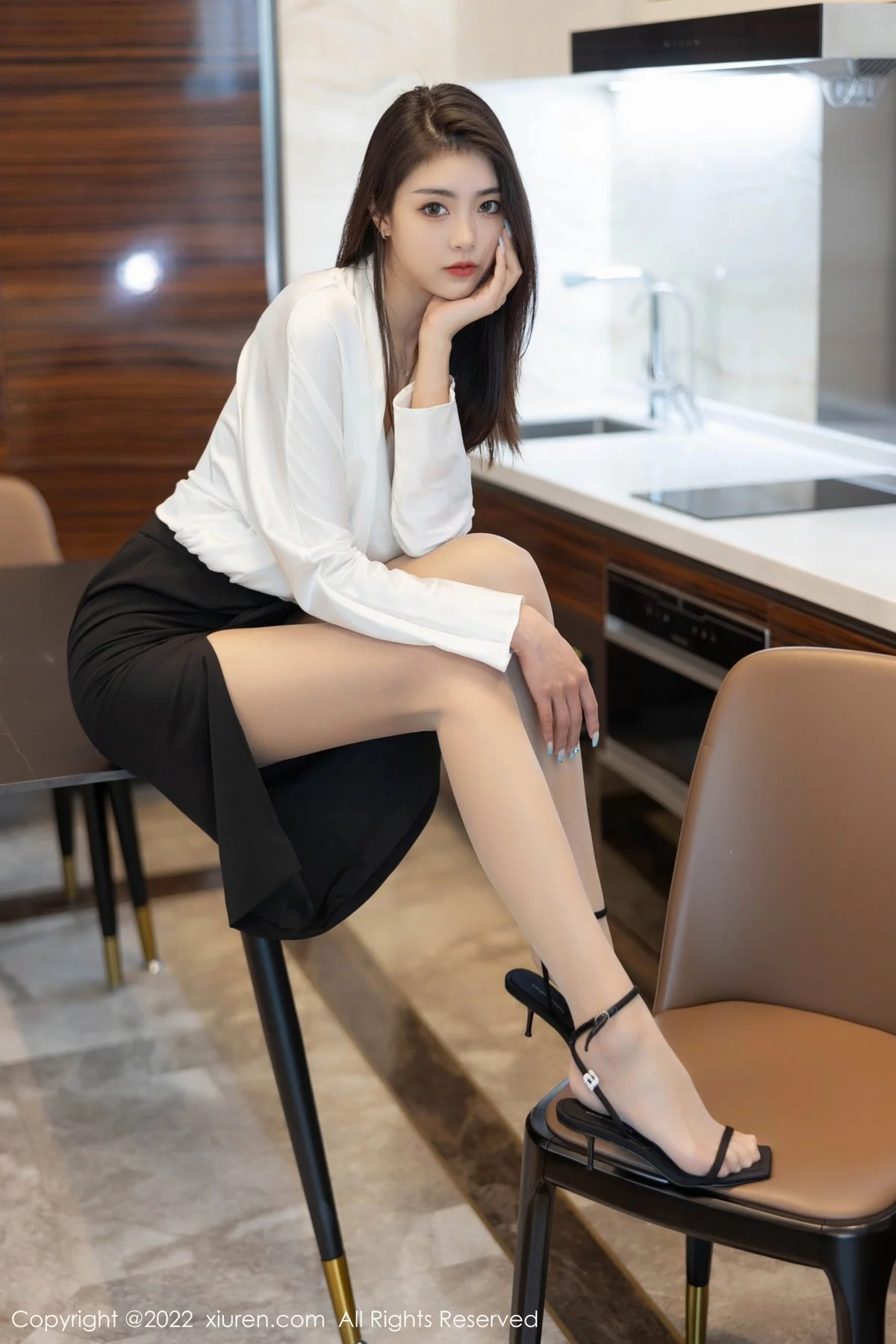 [[XiuRen秀人网]秀人网]No.4869_模特可乐Vicky白色上衣配黑色裙子露超薄肉丝秀美腿诱惑写真70P