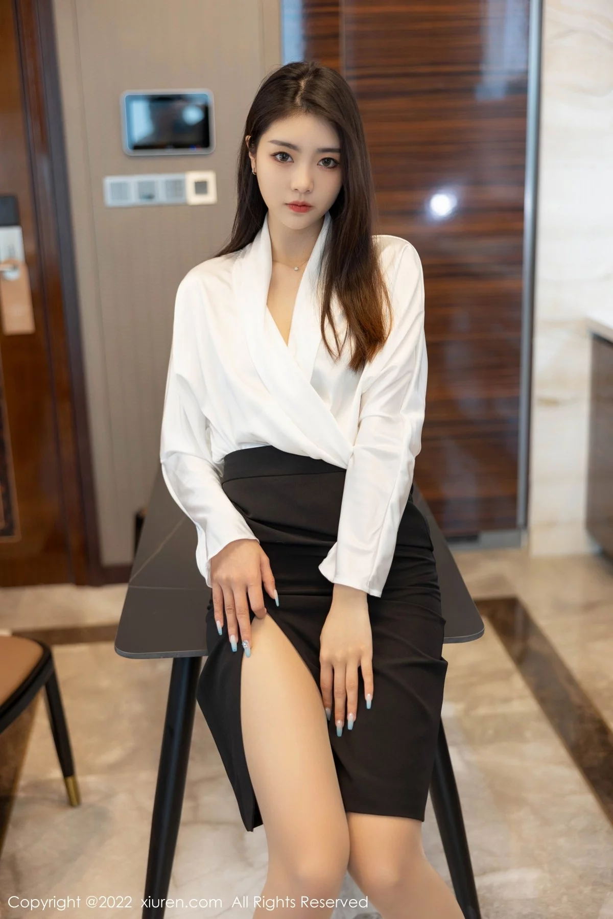 [[XiuRen秀人网]秀人网]No.4869_模特可乐Vicky白色上衣配黑色裙子露超薄肉丝秀美腿诱惑写真70P