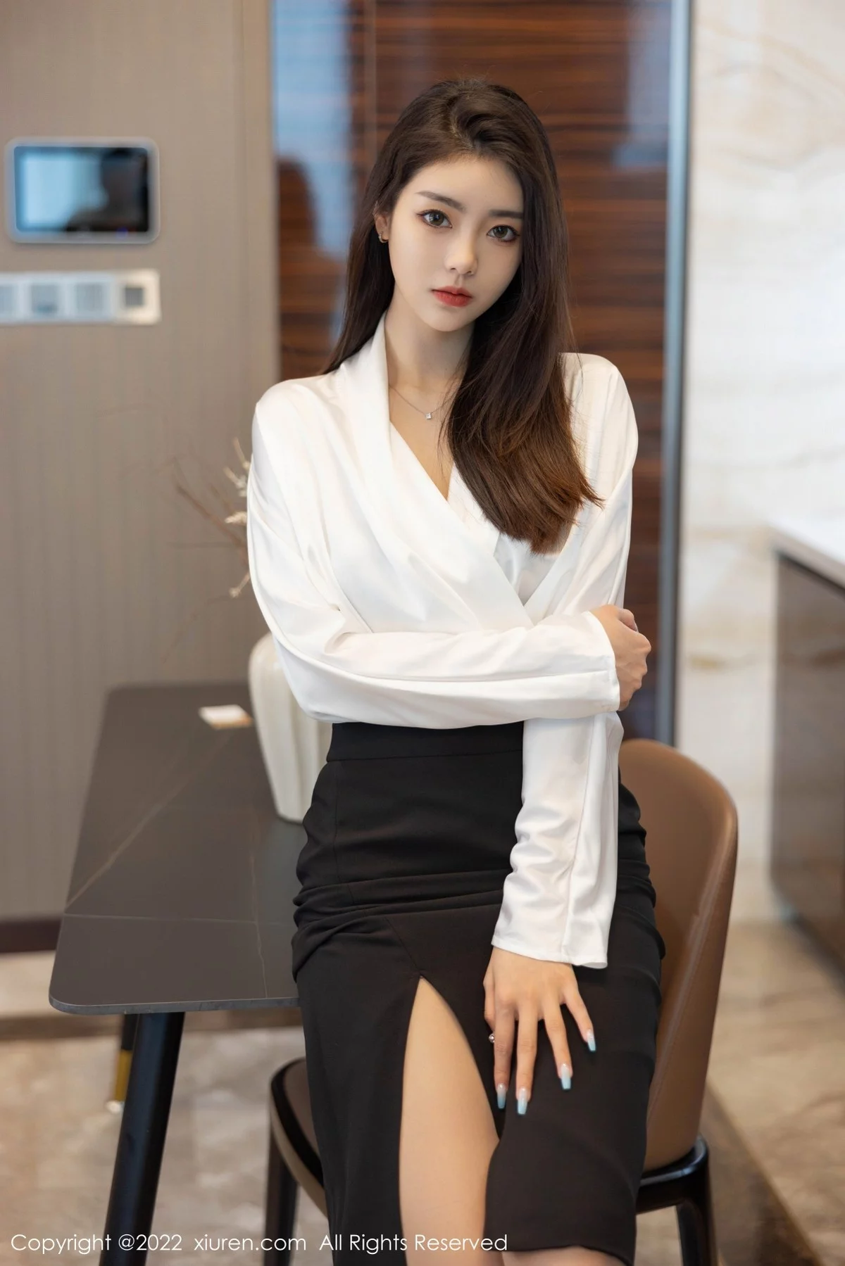 [[XiuRen秀人网]秀人网]No.4869_模特可乐Vicky白色上衣配黑色裙子露超薄肉丝秀美腿诱惑写真70P