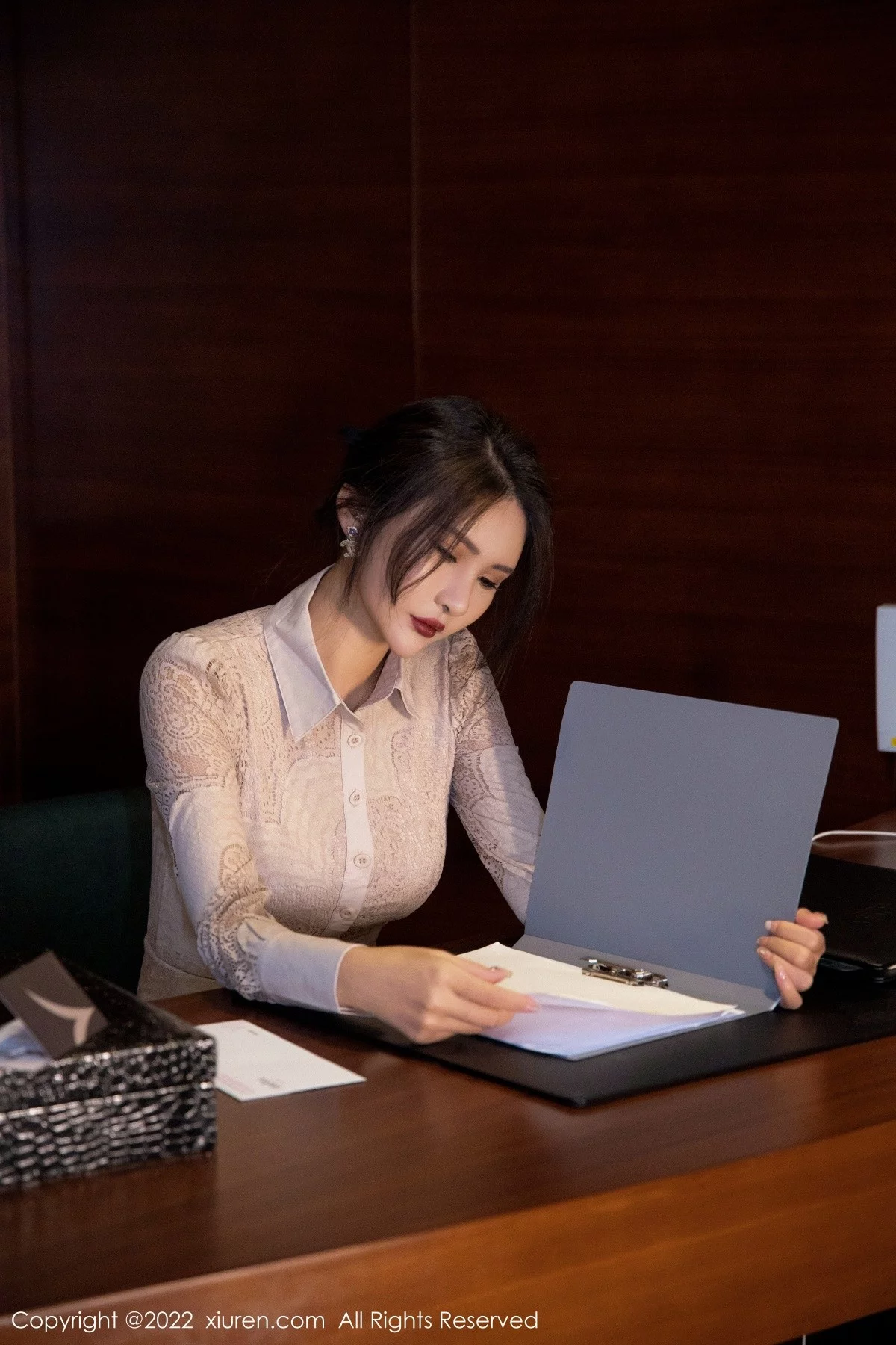 [[XiuRen秀人网]秀人网]No.4874_模特Emily尹菲性感OL装扮半脱露蓝色蕾丝内衣原色丝袜诱惑写真64P