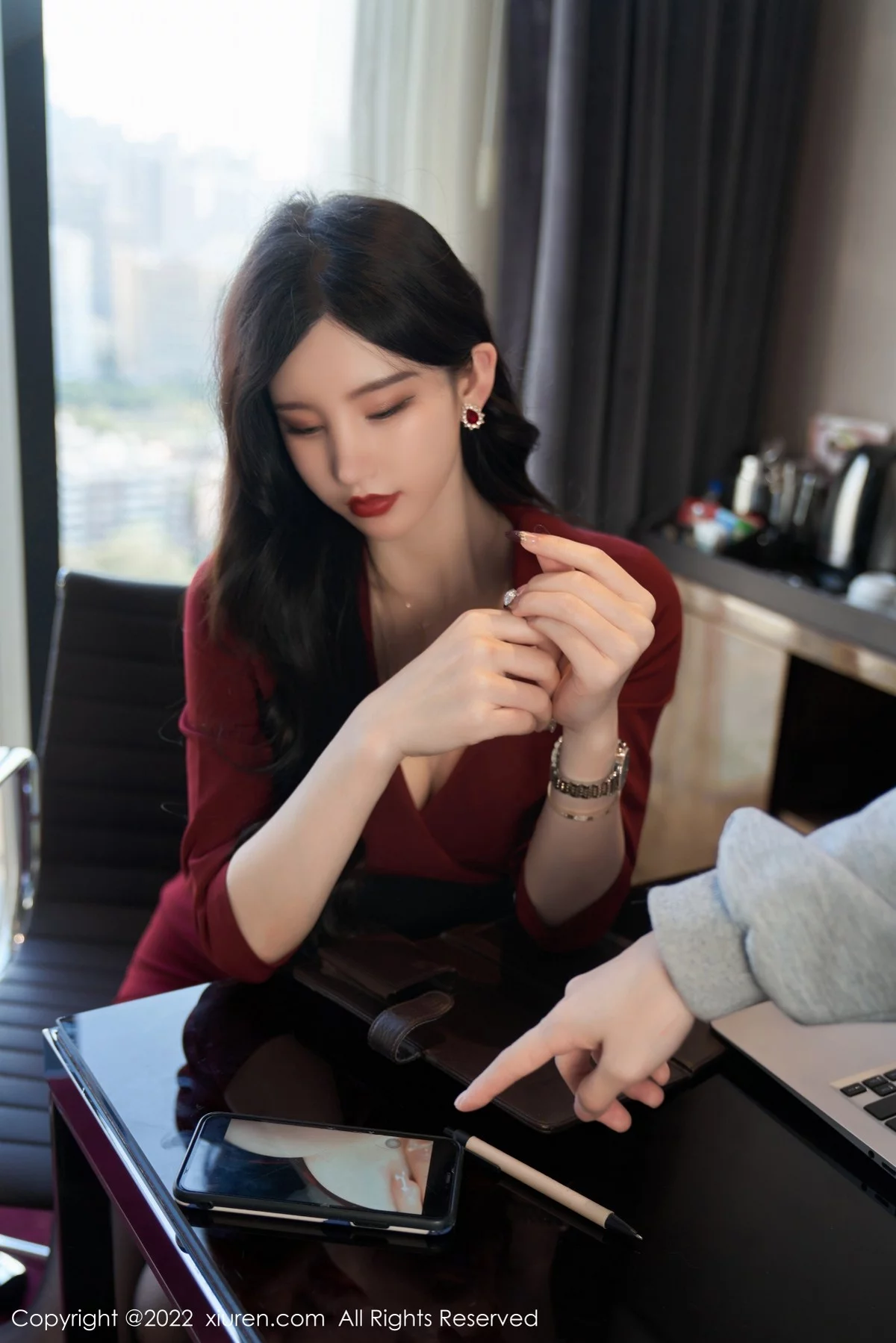 [[XiuRen秀人网]秀人网]No.4877_女神周于希Sally脱红色外衣露性感黑色内衣超薄黑丝迷人诱惑写真76P