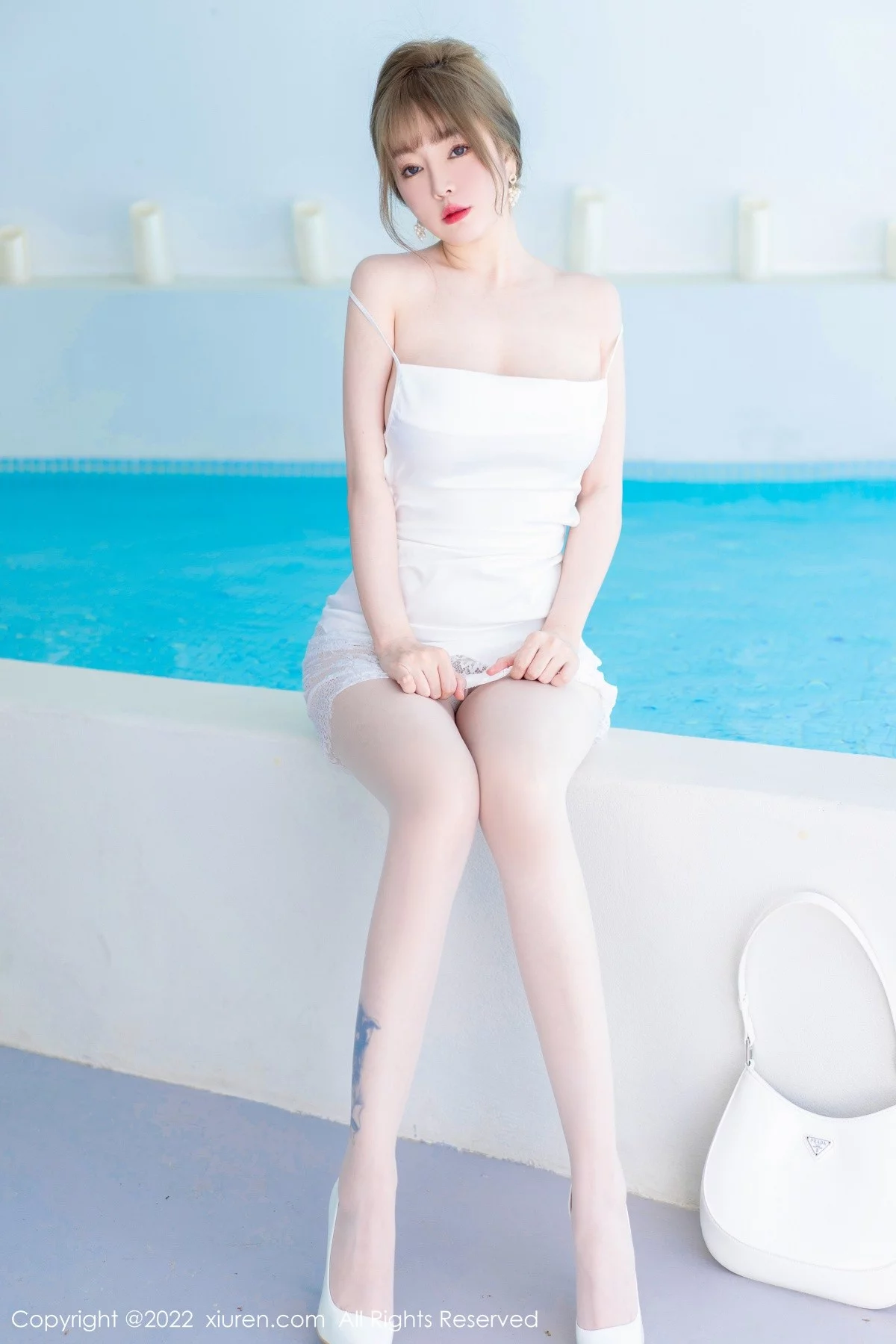 [[XiuRen秀人网]秀人网]No.4876_女神王雨纯大理旅拍性感白色吊带短裙配无内白丝惹火诱惑写真54P