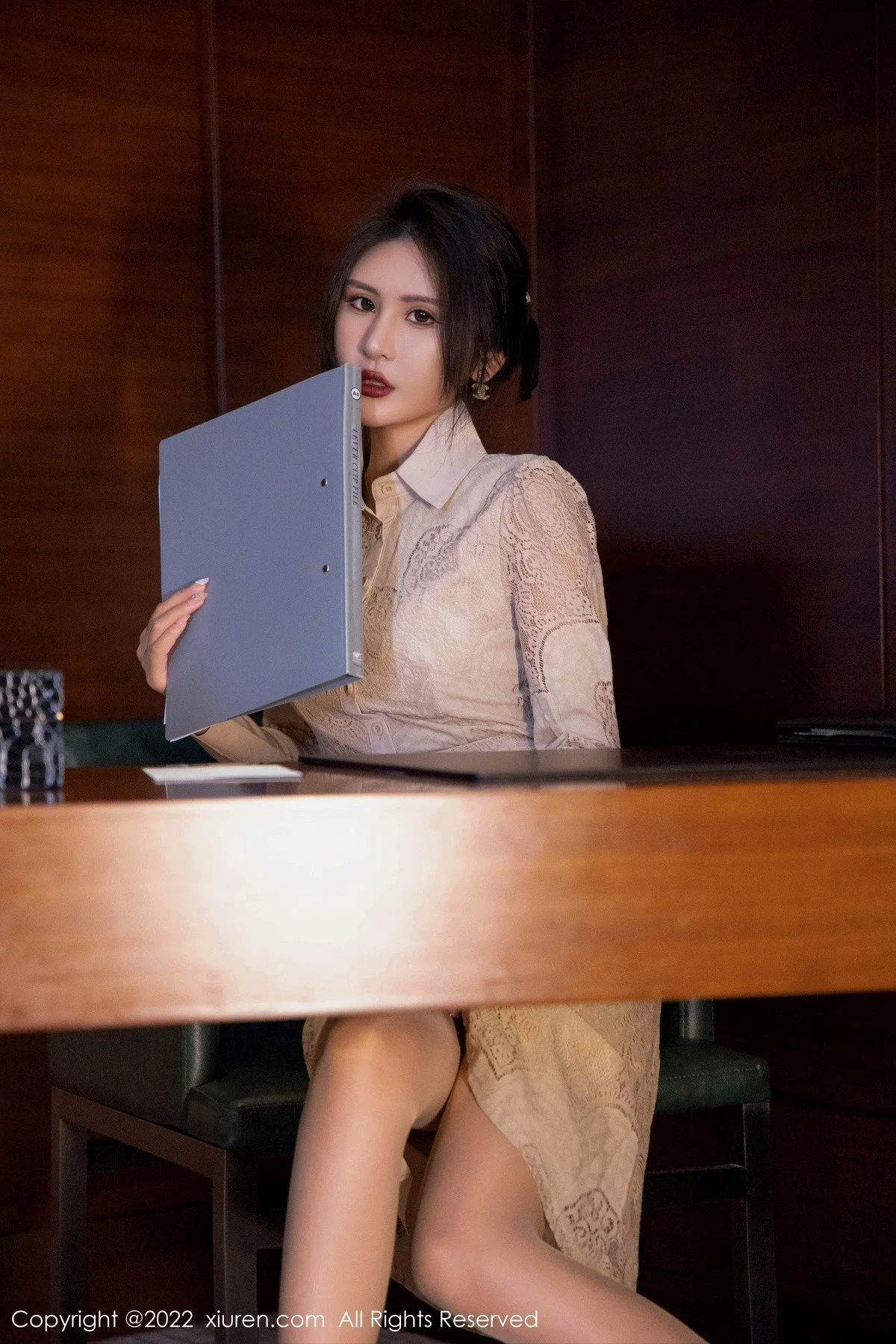 [[XiuRen秀人网]秀人网]No.4874_模特Emily尹菲性感OL装扮半脱露蓝色蕾丝内衣原色丝袜诱惑写真64P