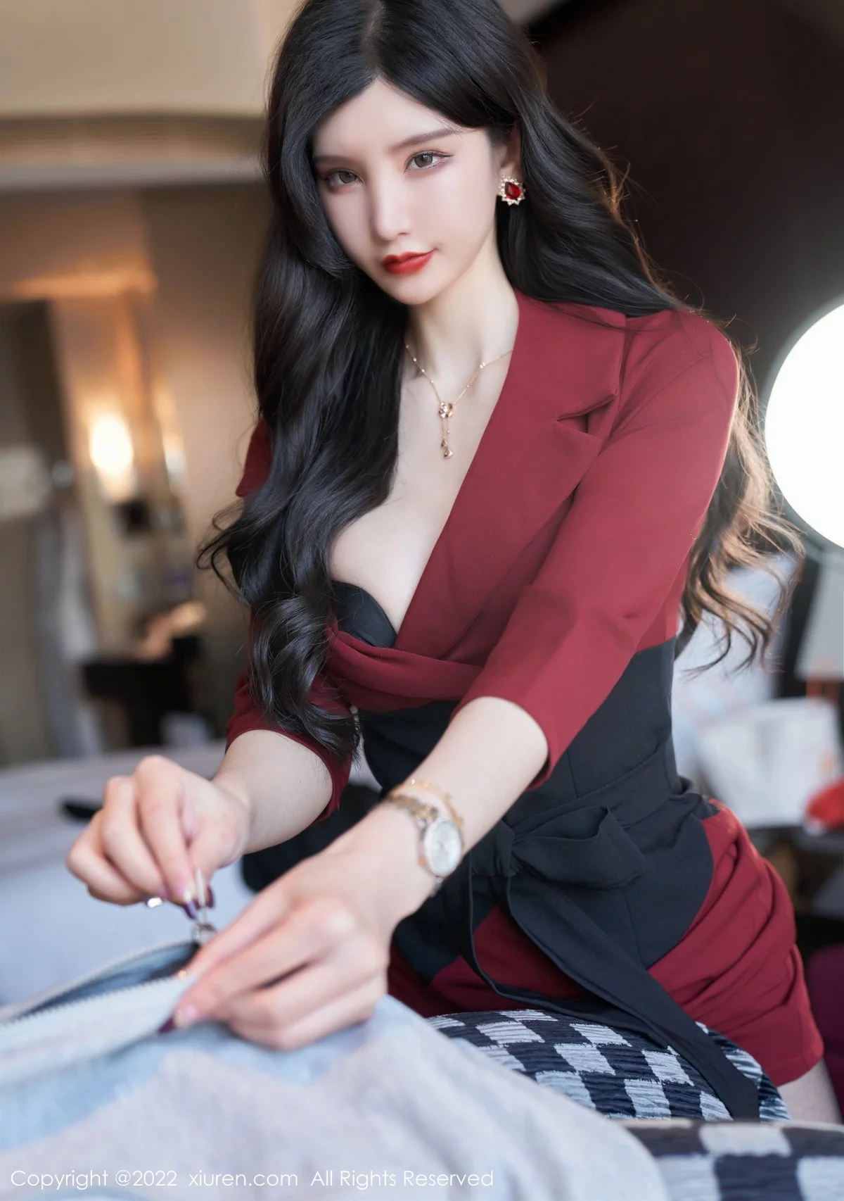 [[XiuRen秀人网]秀人网]No.4877_女神周于希Sally脱红色外衣露性感黑色内衣超薄黑丝迷人诱惑写真76P