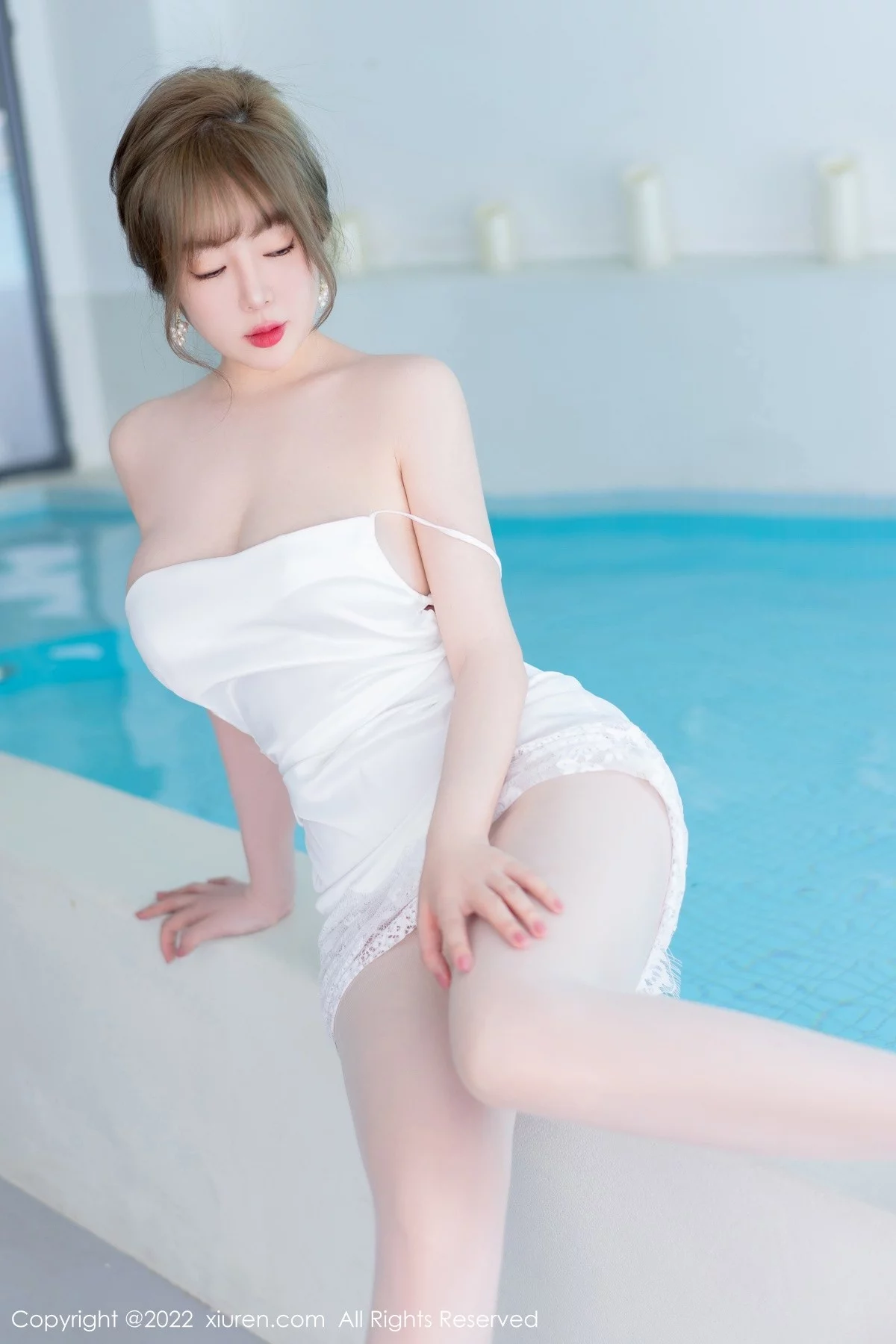 [[XiuRen秀人网]秀人网]No.4876_女神王雨纯大理旅拍性感白色吊带短裙配无内白丝惹火诱惑写真54P