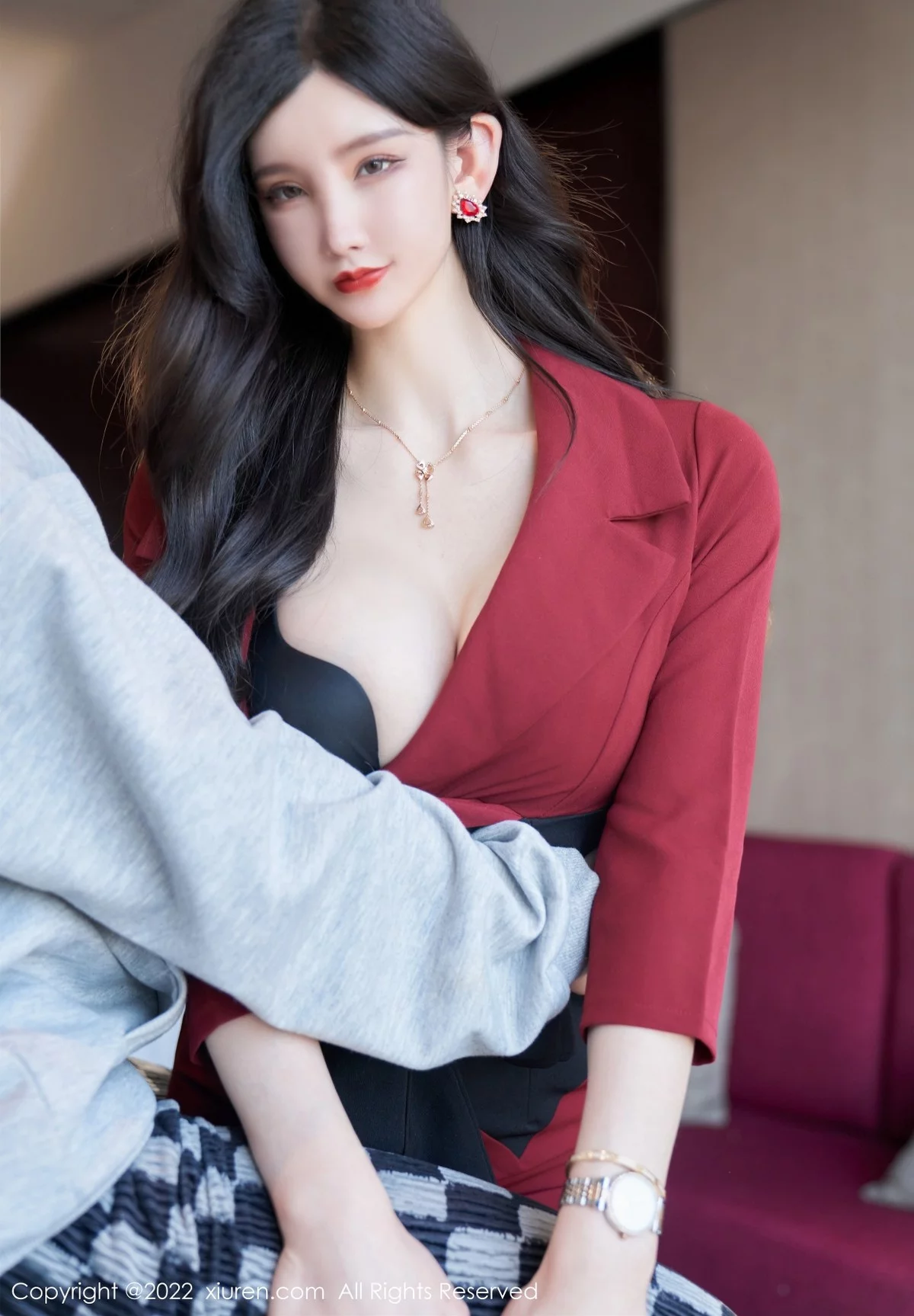 [[XiuRen秀人网]秀人网]No.4877_女神周于希Sally脱红色外衣露性感黑色内衣超薄黑丝迷人诱惑写真76P