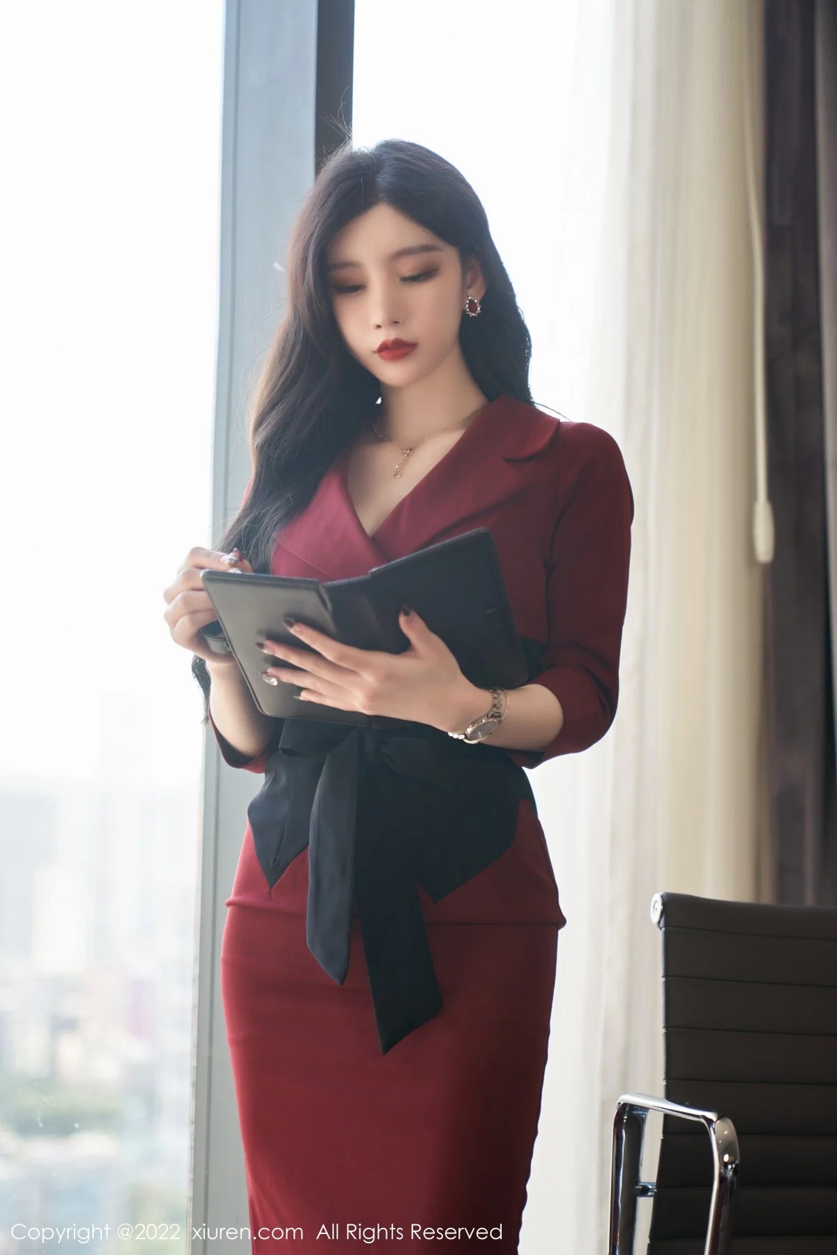 [[XiuRen秀人网]秀人网]No.4877_女神周于希Sally脱红色外衣露性感黑色内衣超薄黑丝迷人诱惑写真76P