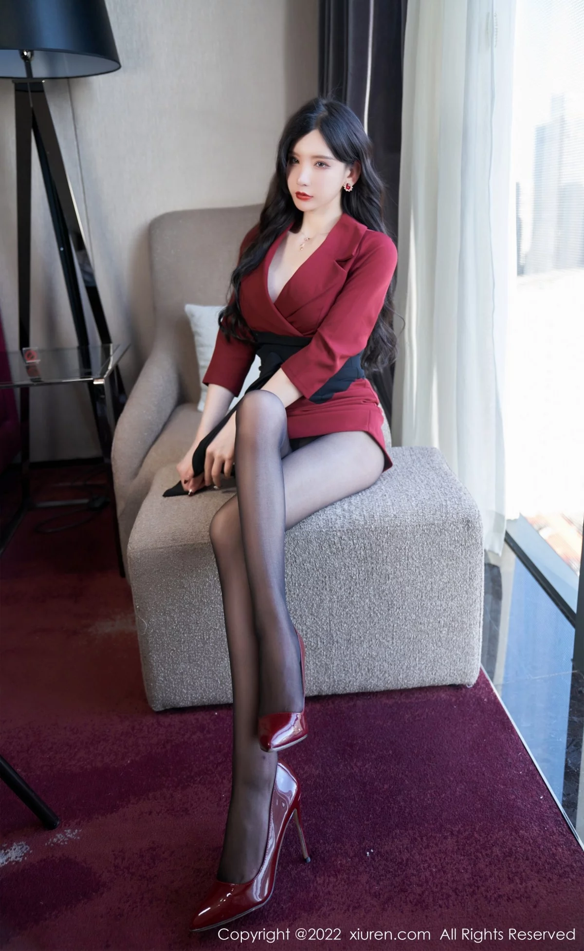 [[XiuRen秀人网]秀人网]No.4877_女神周于希Sally脱红色外衣露性感黑色内衣超薄黑丝迷人诱惑写真76P