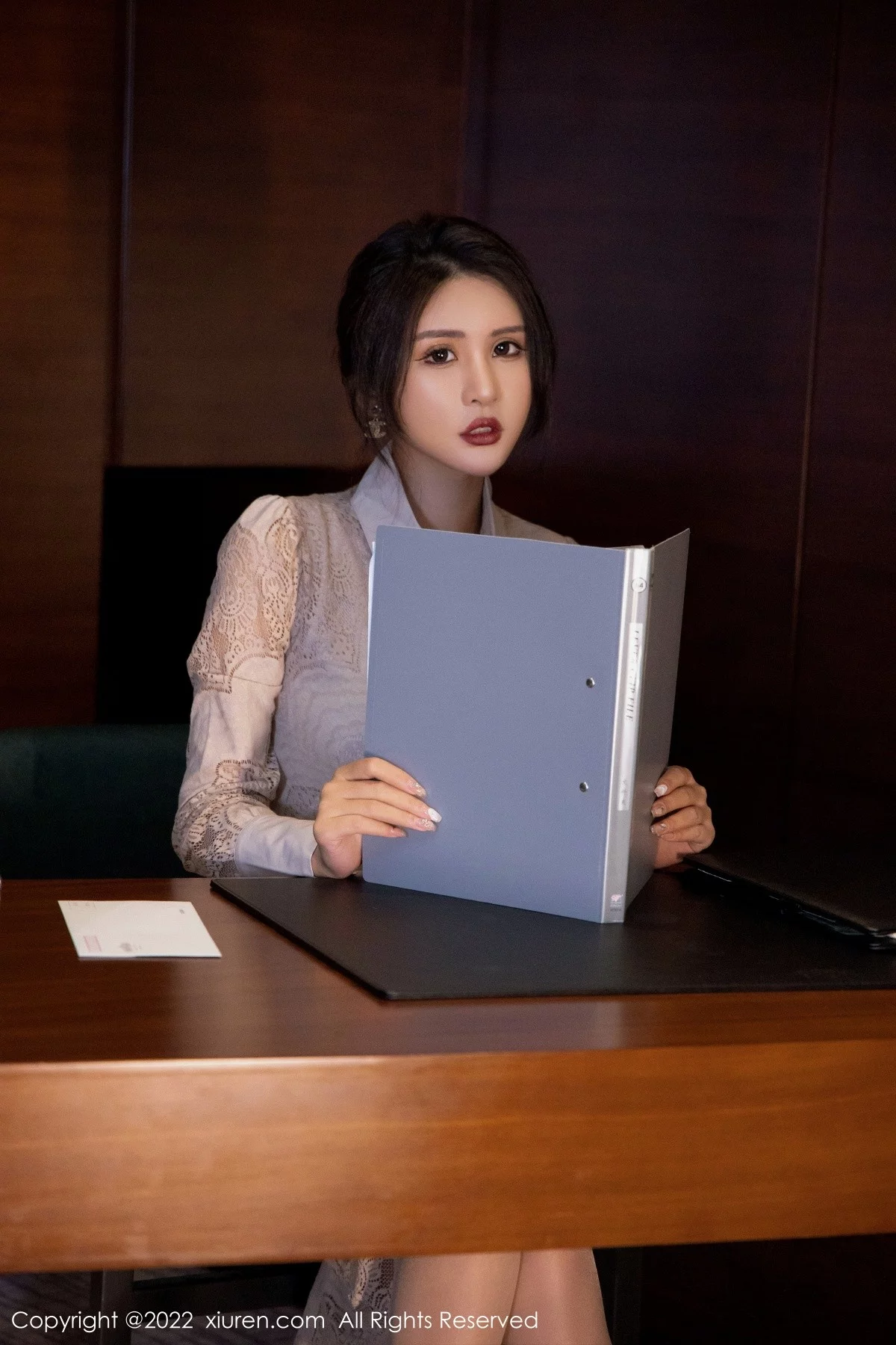 [[XiuRen秀人网]秀人网]No.4874_模特Emily尹菲性感OL装扮半脱露蓝色蕾丝内衣原色丝袜诱惑写真64P