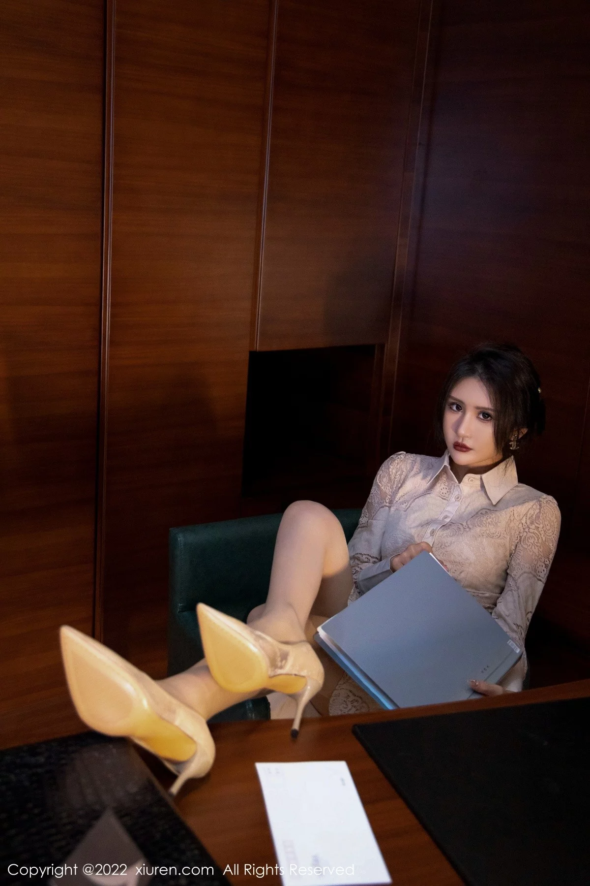 [[XiuRen秀人网]秀人网]No.4874_模特Emily尹菲性感OL装扮半脱露蓝色蕾丝内衣原色丝袜诱惑写真64P