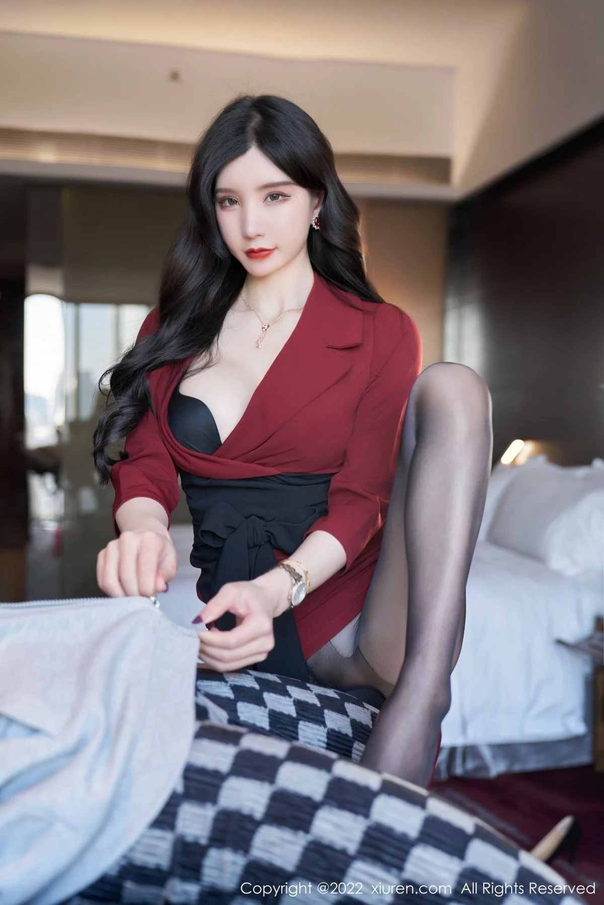 [[XiuRen秀人网]秀人网]No.4877_女神周于希Sally脱红色外衣露性感黑色内衣超薄黑丝迷人诱惑写真76P