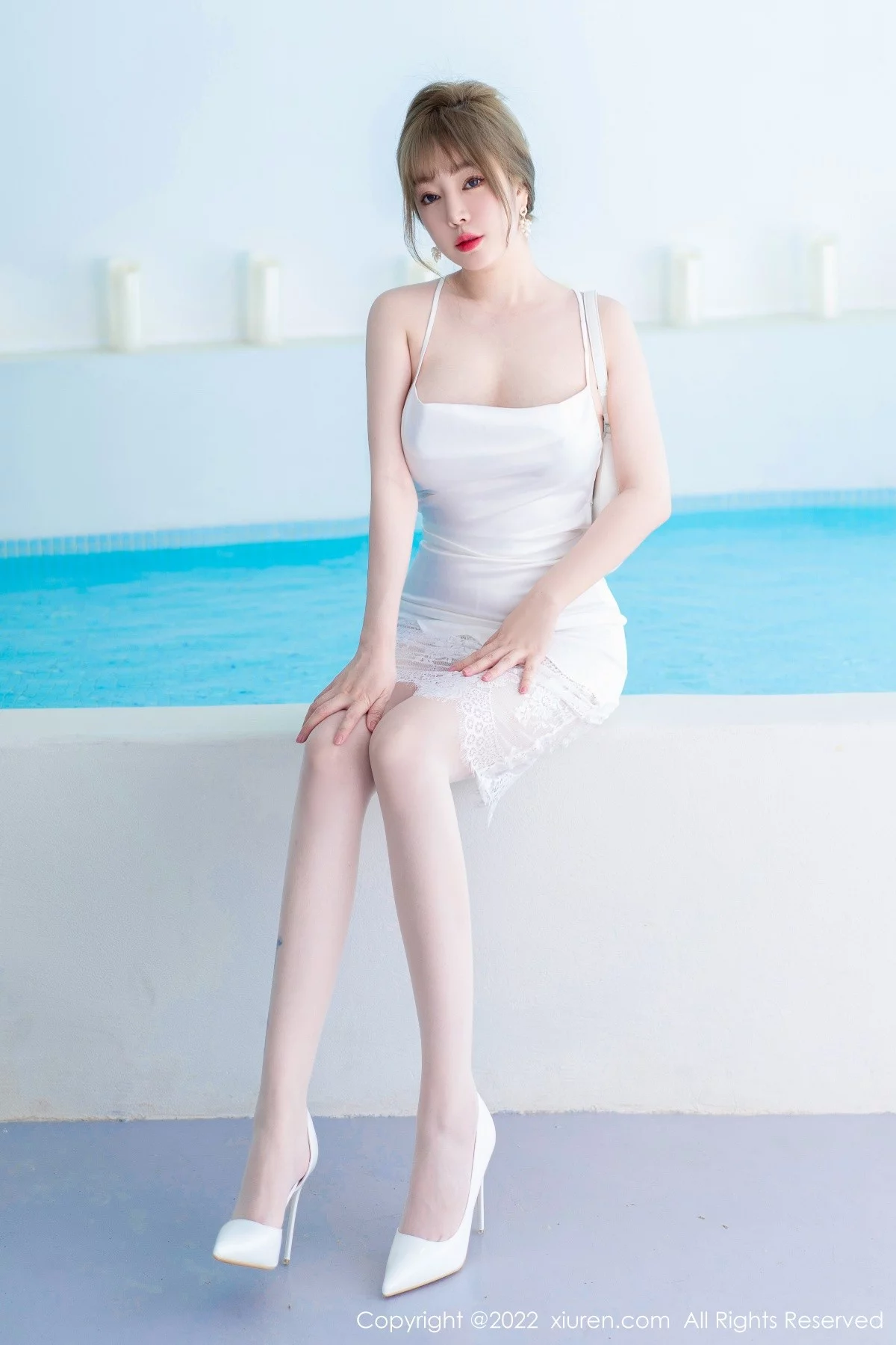 [[XiuRen秀人网]秀人网]No.4876_女神王雨纯大理旅拍性感白色吊带短裙配无内白丝惹火诱惑写真54P