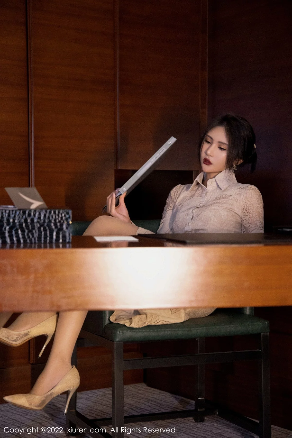 [[XiuRen秀人网]秀人网]No.4874_模特Emily尹菲性感OL装扮半脱露蓝色蕾丝内衣原色丝袜诱惑写真64P