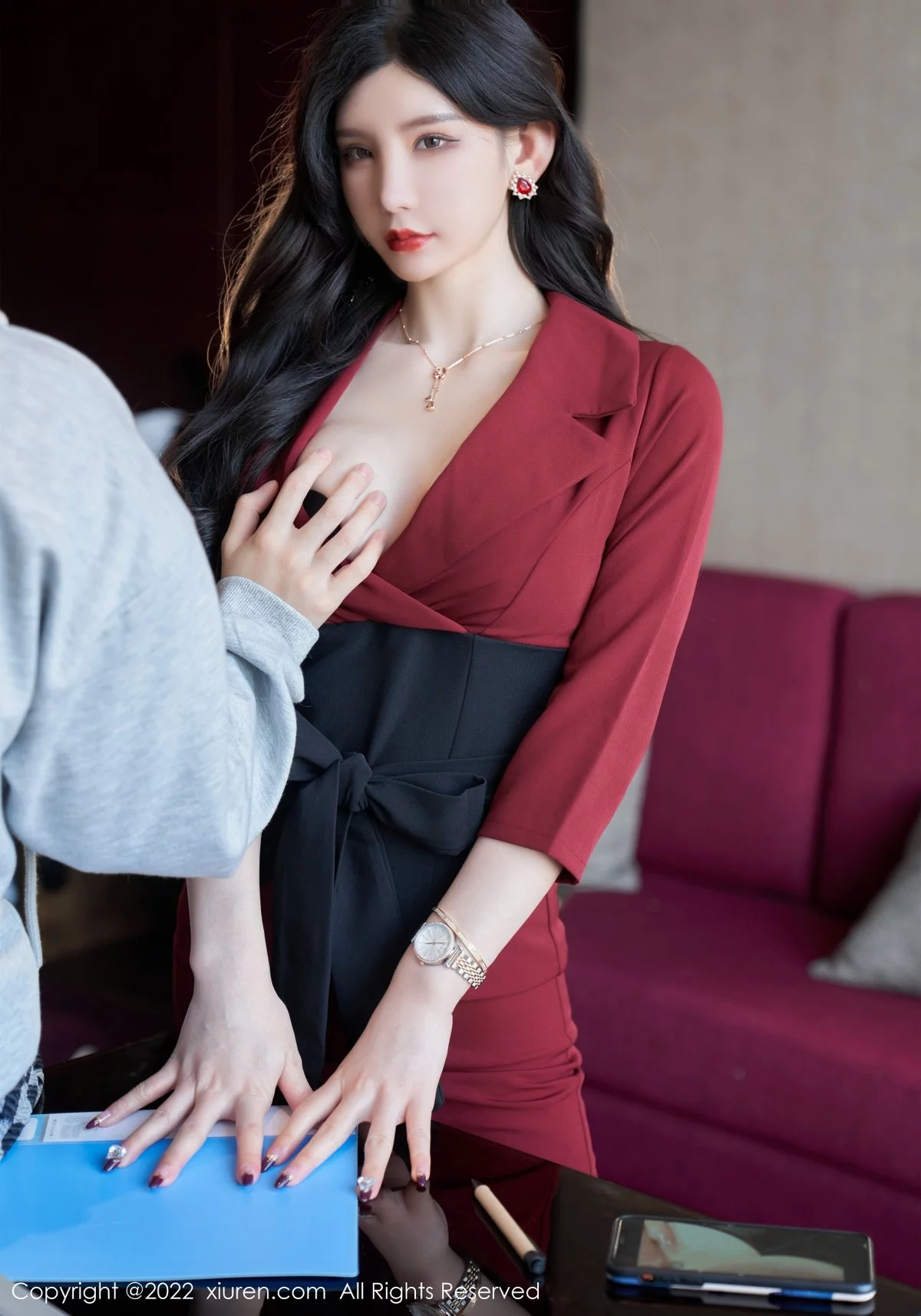 [[XiuRen秀人网]秀人网]No.4877_女神周于希Sally脱红色外衣露性感黑色内衣超薄黑丝迷人诱惑写真76P