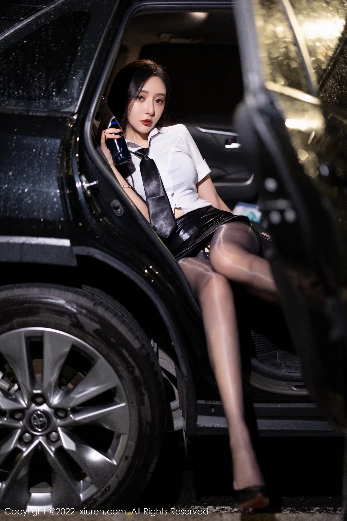 [[XiuRen秀人网]秀人网]No.4879_女神王馨瑶yanni性感白T配黑皮短裙露蕾丝内衣开档黑丝诱惑写真77P