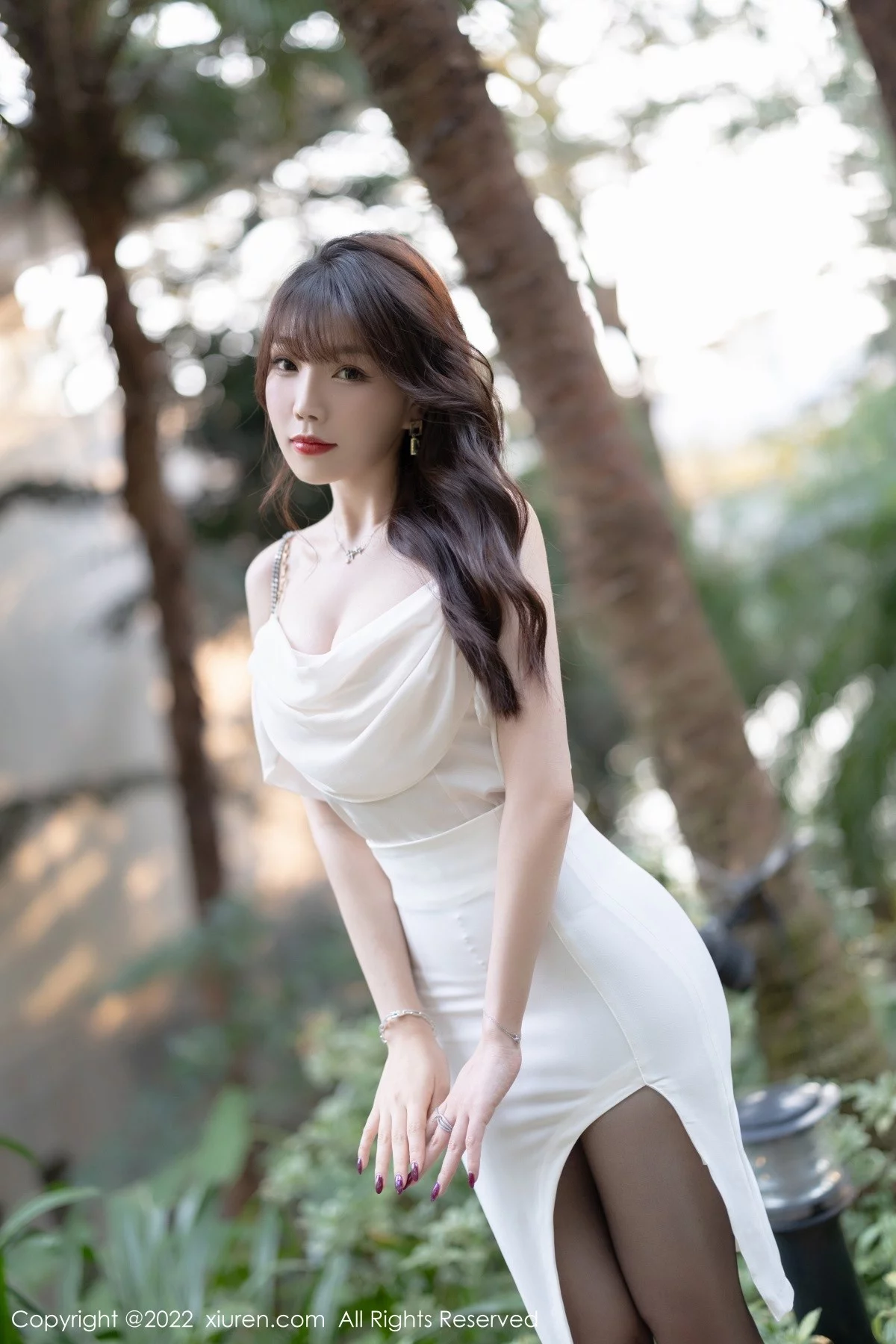 [[XiuRen秀人网]秀人网]No.4913_女神芝芝Booty白色连衣短裙配超薄黑丝半脱露蕾丝内衣诱惑写真72P