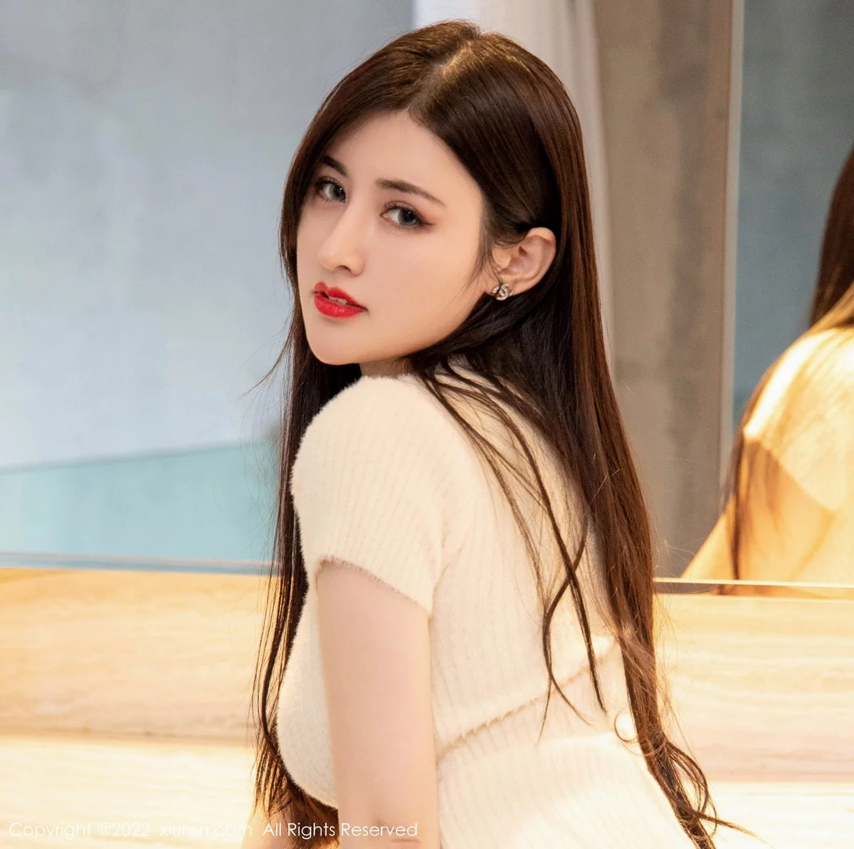 [[XiuRen秀人网]秀人网]No.4907_模特诗诗kiki脱米色上衣露性感红色内衣秀惹火身材撩人诱惑写真52P