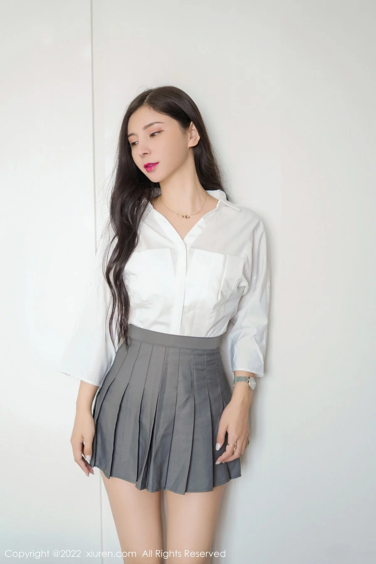 [[XiuRen秀人网]秀人网]No.4918_模特小蛮妖Yummy性感白T配灰色短裙露白色蕾丝内衣诱惑写真52P