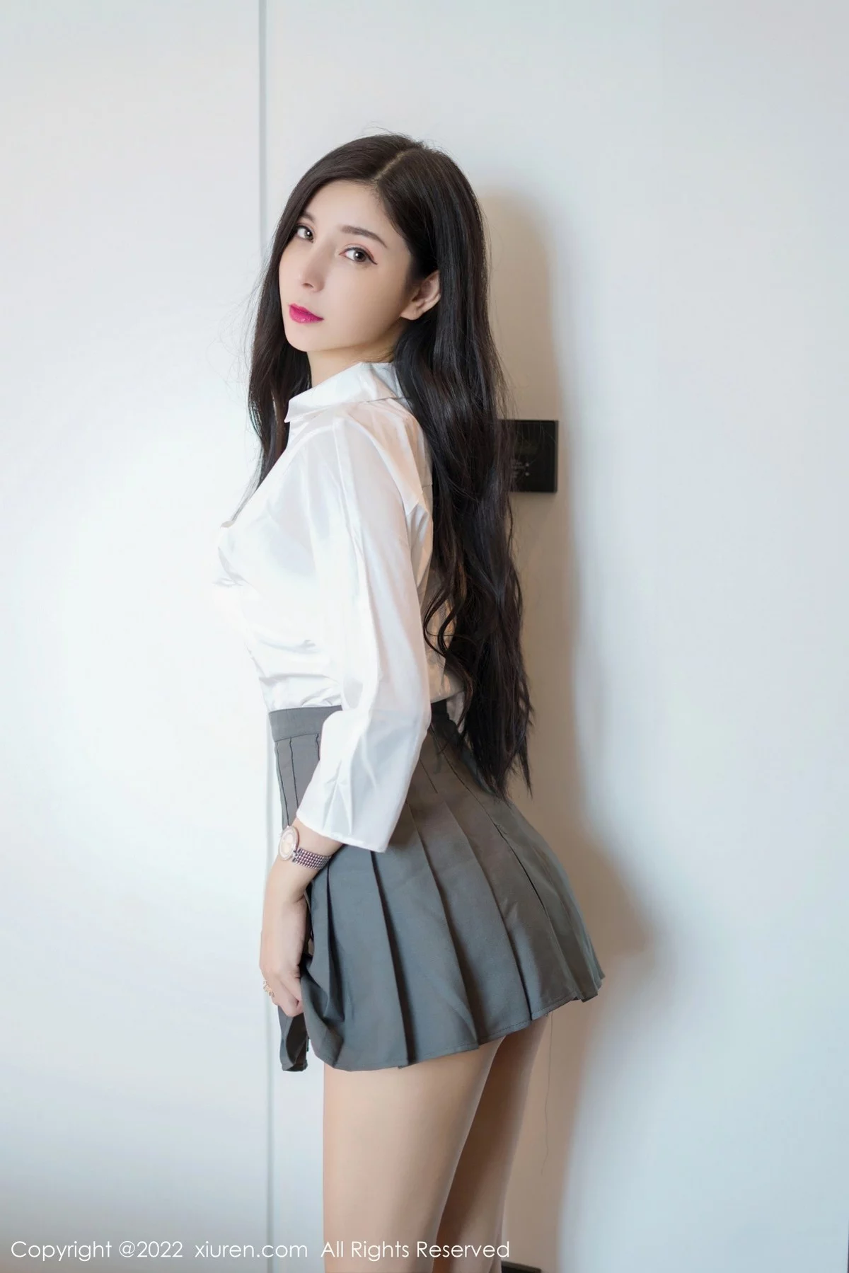 [[XiuRen秀人网]秀人网]No.4918_模特小蛮妖Yummy性感白T配灰色短裙露白色蕾丝内衣诱惑写真52P