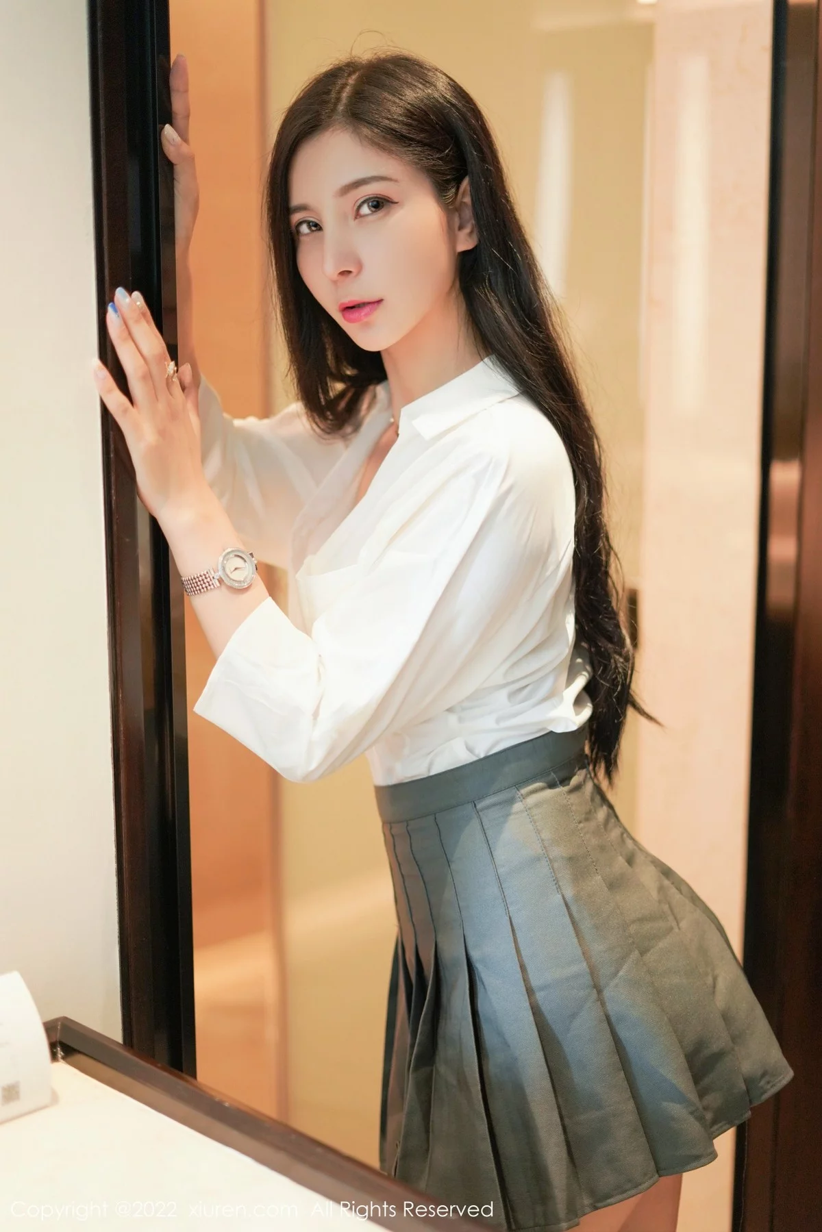 [[XiuRen秀人网]秀人网]No.4918_模特小蛮妖Yummy性感白T配灰色短裙露白色蕾丝内衣诱惑写真52P