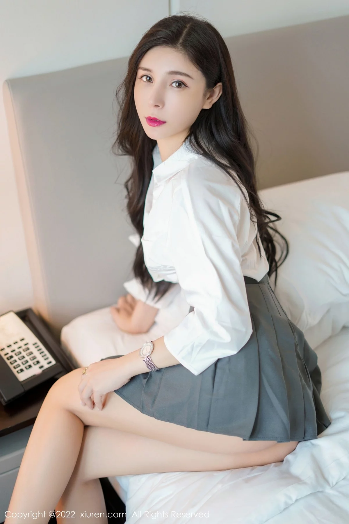 [[XiuRen秀人网]秀人网]No.4918_模特小蛮妖Yummy性感白T配灰色短裙露白色蕾丝内衣诱惑写真52P