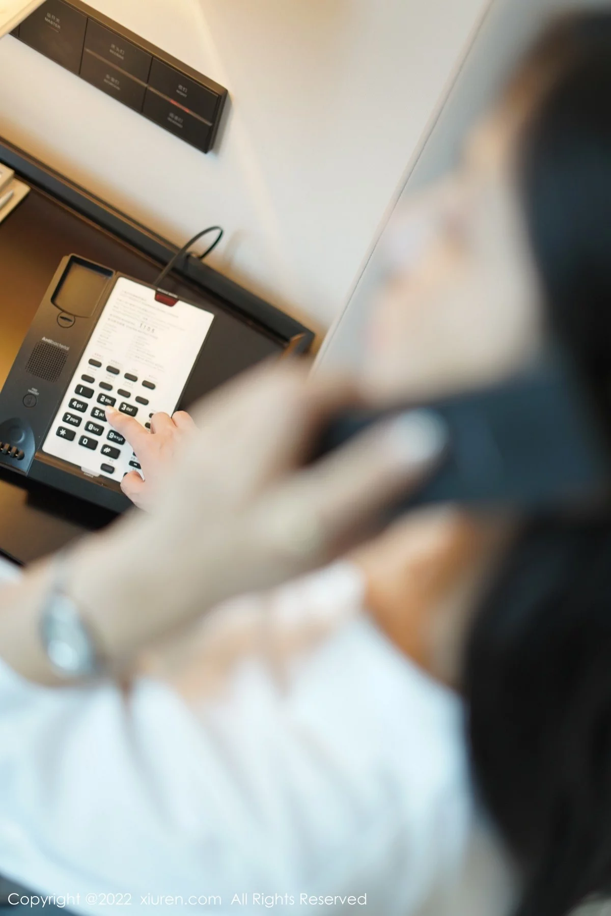 [[XiuRen秀人网]秀人网]No.4918_模特小蛮妖Yummy性感白T配灰色短裙露白色蕾丝内衣诱惑写真52P