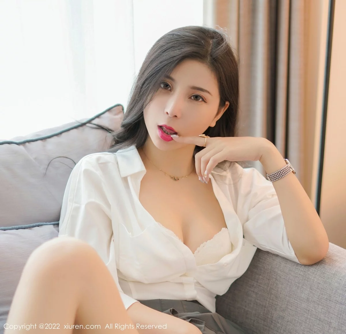 [[XiuRen秀人网]秀人网]No.4918_模特小蛮妖Yummy性感白T配灰色短裙露白色蕾丝内衣诱惑写真52P