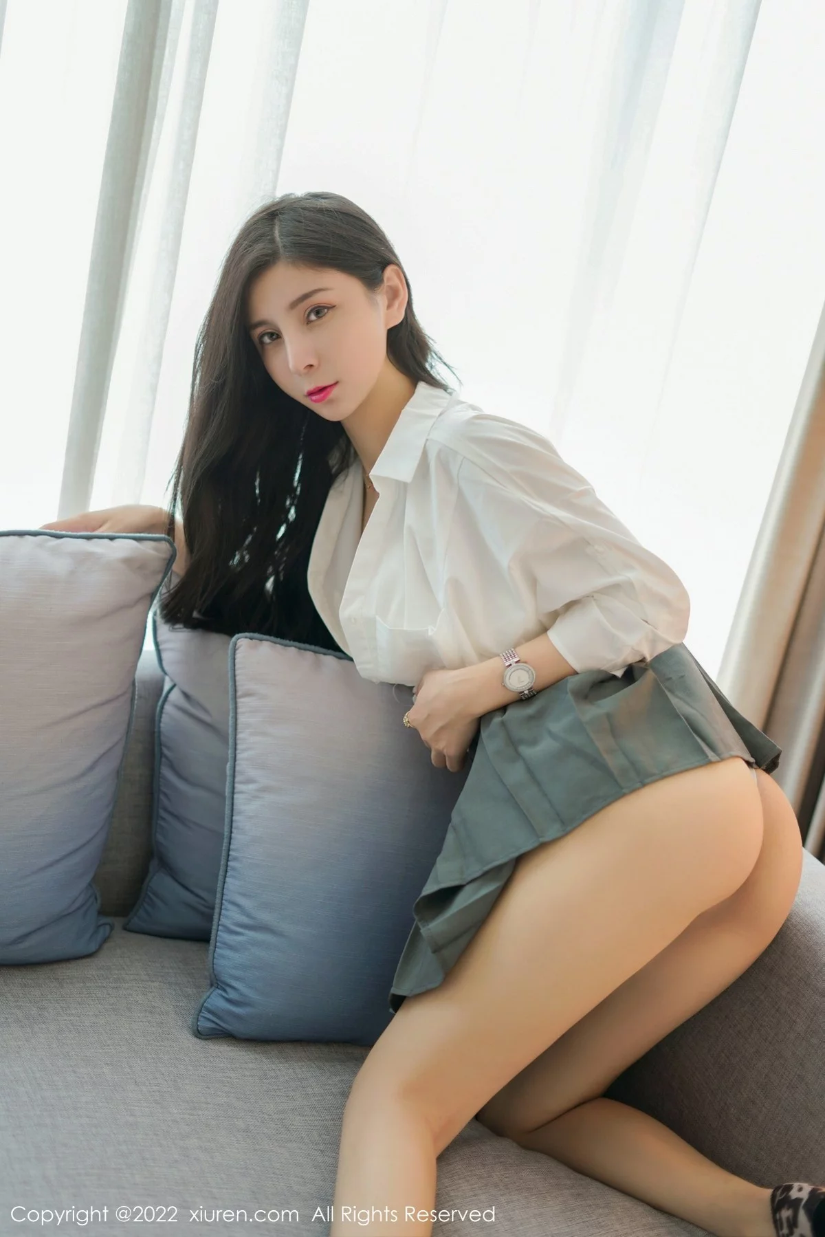 [[XiuRen秀人网]秀人网]No.4918_模特小蛮妖Yummy性感白T配灰色短裙露白色蕾丝内衣诱惑写真52P